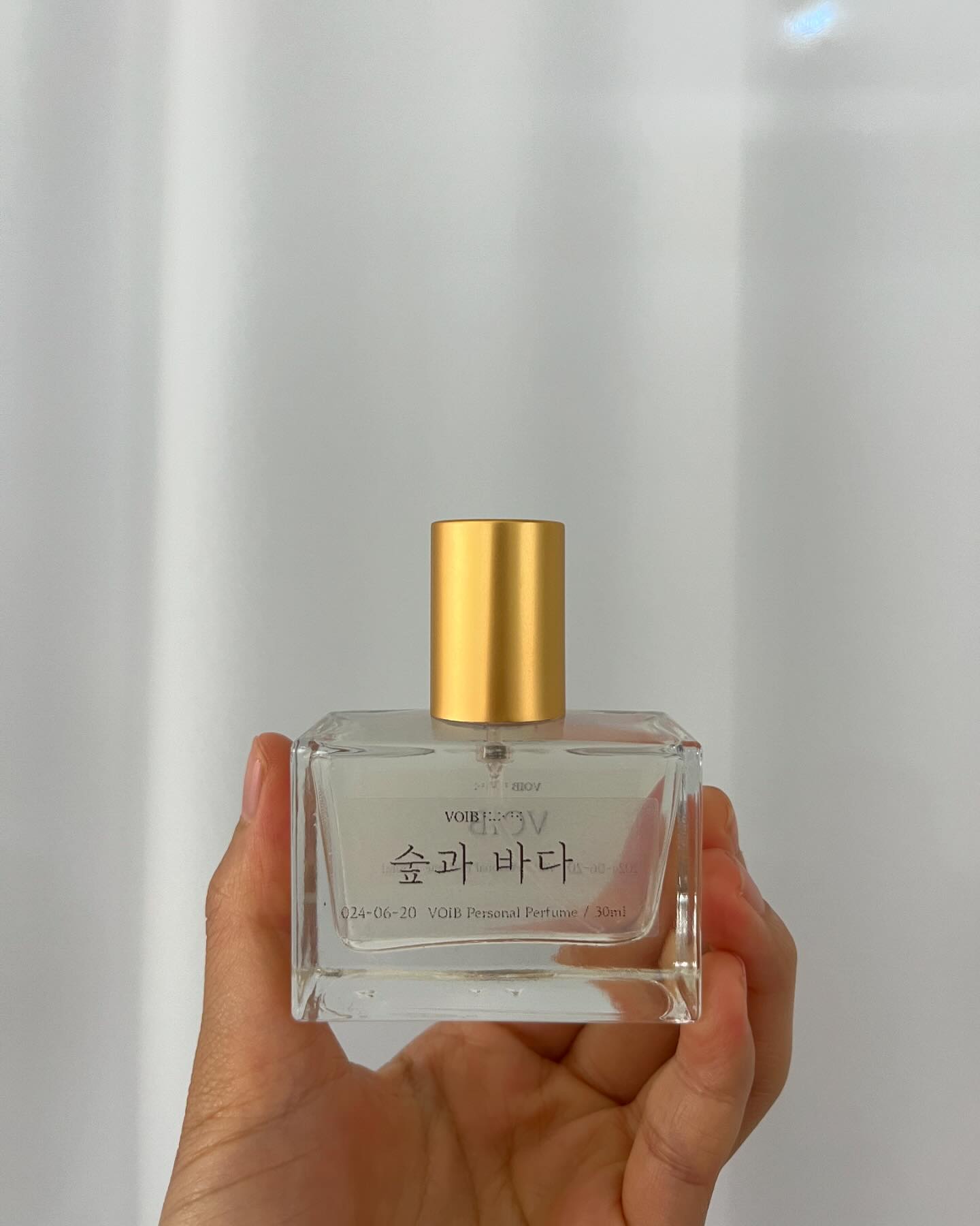 요즘은 #향수 떨어지면 사는 게 아니라 만들러 가는 것 같아요! 오늘 새로운 향수가 필요해서 #향수공방 에 방문했어요. 

조향사분 안내에 따라 나의 성격, 감정, 욕구에 맞는 향수를 만들어 봤어요.

1️⃣성격 : 플로럴, 시프레 (낭만주의자, 모험가)
2️⃣감정 : 편백&시더우드 (내면의 이해)
3️⃣욕구 : 블루 (표현)

평소에 저는 우디향을 안 좋아한다고 생각했는데요.
오늘 우디가 메인 향이 된 걸 보니 신기하더라고요🫢

그리고 향수를 만들고 나서 이름을 붙여봤어요 :)

시향해보니 숲의 청량함과 바다의 시원함이 함께 느껴졌어요.
그래서 '숲과 바다‘라고 네이밍 하고 예쁘게 포장해왔어요!🍃🌊