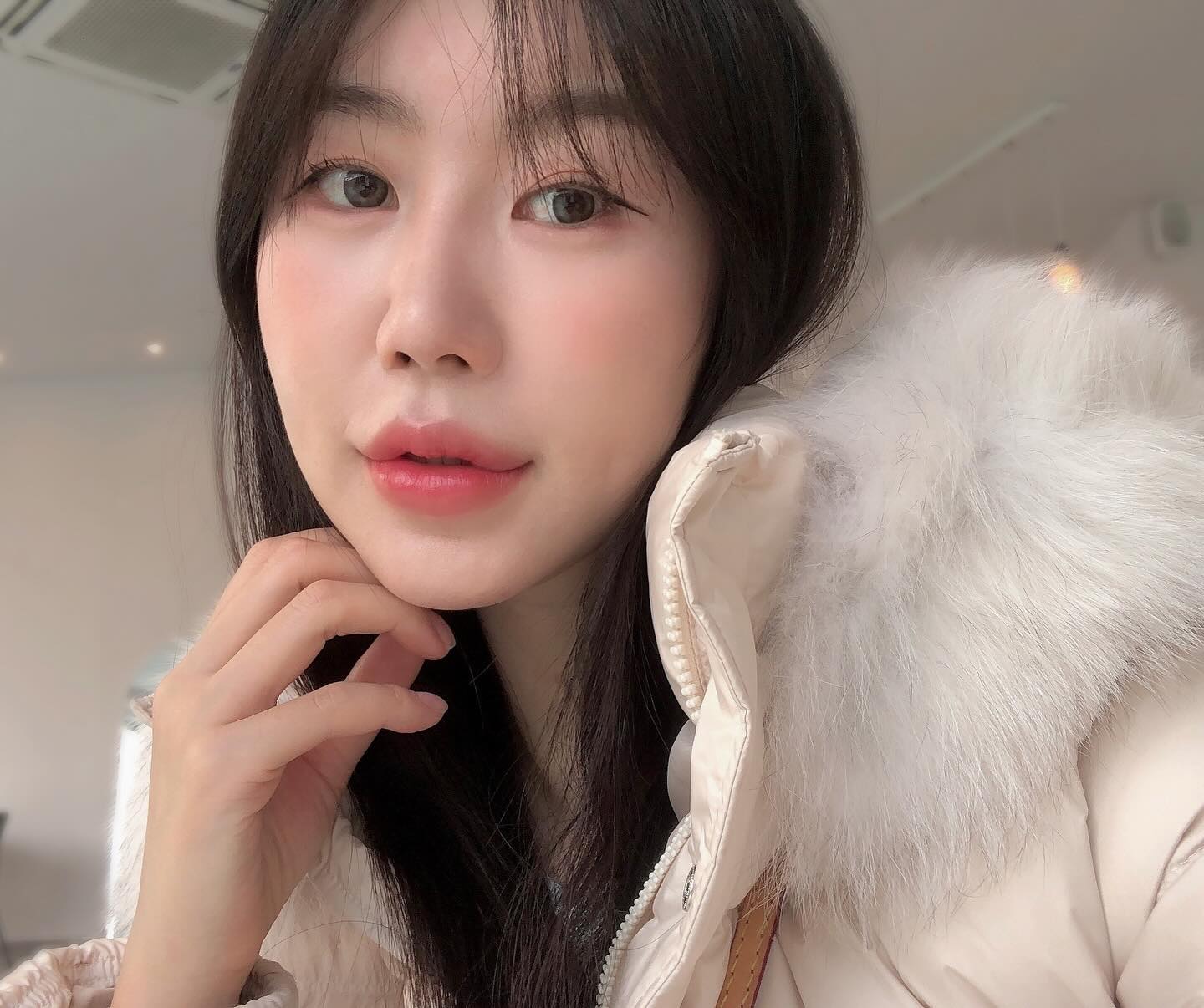 #제품협찬 렌즈미 문렛 그레이/브라운을 착용해 봤는데,적당한 직경에 무난한 그래픽으로 데일리렌즈로 아주 딱이었습니다🤤🖤

✔ 1month/2P 한달 착용 팩렌즈
✔ 색상 : 쵸코, 그레이
✔  15,000원
✔ 그래픽 직경 : 13.2mm