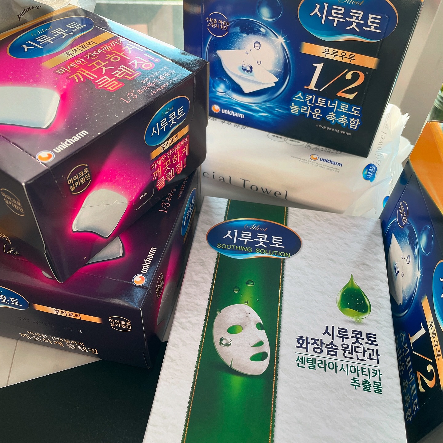 #협찬
스킨케어 루틴을 한 단계 더 업그레이드하고 싶다면 시루콧토를 추천드려요! ✨ 다양한 제품으로 피부를 단계별로 꼼꼼하게 관리할 수 있어서 매일 아침저녁으로 든든한 느낌이에요. 오늘은 제가 시루콧토 제품들로 데일리 스킨케어를 어떻게 하는지 소개해드릴게요. 🌿
Step 1: 시루콧토 후키토리 화장솜
화장을 지울 때는 이 후키토리 화장솜에 클렌징 워터를 적셔 메이크업을 깔끔하게 지워줍니다. 마이크로 실키 원단으로 만들어져서 피부에 자극 없이 잔여물까지 깨끗하게 클렌징해줘요. 초극세사 원단이라 세정력도 뛰어나고, 민감성 피부에도 안심하고 사용할 수 있는 제품이에요. 💧
Step 2: 시루콧토 페이셜타월
세안 후에는 얼굴에 남은 물기를 페이셜타월로 가볍게 닦아줘요. 일반 타월보다 부드러운 실크 터치 시트로 만들어져 피부 자극을 최소화하면서도 촉촉한 느낌을 유지해주죠. 천연 코튼과 식물 유래 레이온으로 만들어졌기 때문에 위생적으로 사용할 수 있어요. 😊
Step 3: 시루콧토 우루우루 화장솜
피부결 정돈을 위해서 스킨팩으로 활용하기 좋은 우루우루 화장솜! 기초 제품을 적셔 피부에 올려놓으면 수분과 영양이 한층 더 깊게 흡수되는 느낌이에요. 특히, 우루우루 화장솜은 피부 자극이 적어서 민감한 피부도 안심하고 사용할 수 있어요. 🌸
Step 4: 시루콧토 마스크팩
마지막 단계로 사용하는 마스크팩은 우루우루 화장솜과 같은 원단으로 만들어져 있어서 착용감이 아주 편안해요. 30ml의 넉넉한 에센스가 들어 있어 오랜 시간 촉촉함을 유지할 수 있어요. 피부에 충분한 수분과 영양을 공급해 하루 종일 생기 있는 피부를 유지할 수 있답니다. 💦
이렇게 시루콧토 제품을 사용해 스킨케어 루틴을 완성하면, 피부가 한층 더 건강해지는 것을 느낄 수 있어요! 매일 사용하는 제품이기 때문에 민감성 피부도 안심하고 사용할 수 있는 점이 정말 마음에 들어요. 여러분도 시루콧토로 차별화된 스킨케어를 경험해보세요! 💖
#시루콧토Total스킨케어 #시루콧토 #화장솜 #프리미엄화장솜 #닦토 #토너팩 #스킨팩 #마스크팩 #페이스타월 #페이셜타월 #민감성피부 #피부자극 #올영추천템 #올리브영 #올영세일 #협찬 #광고