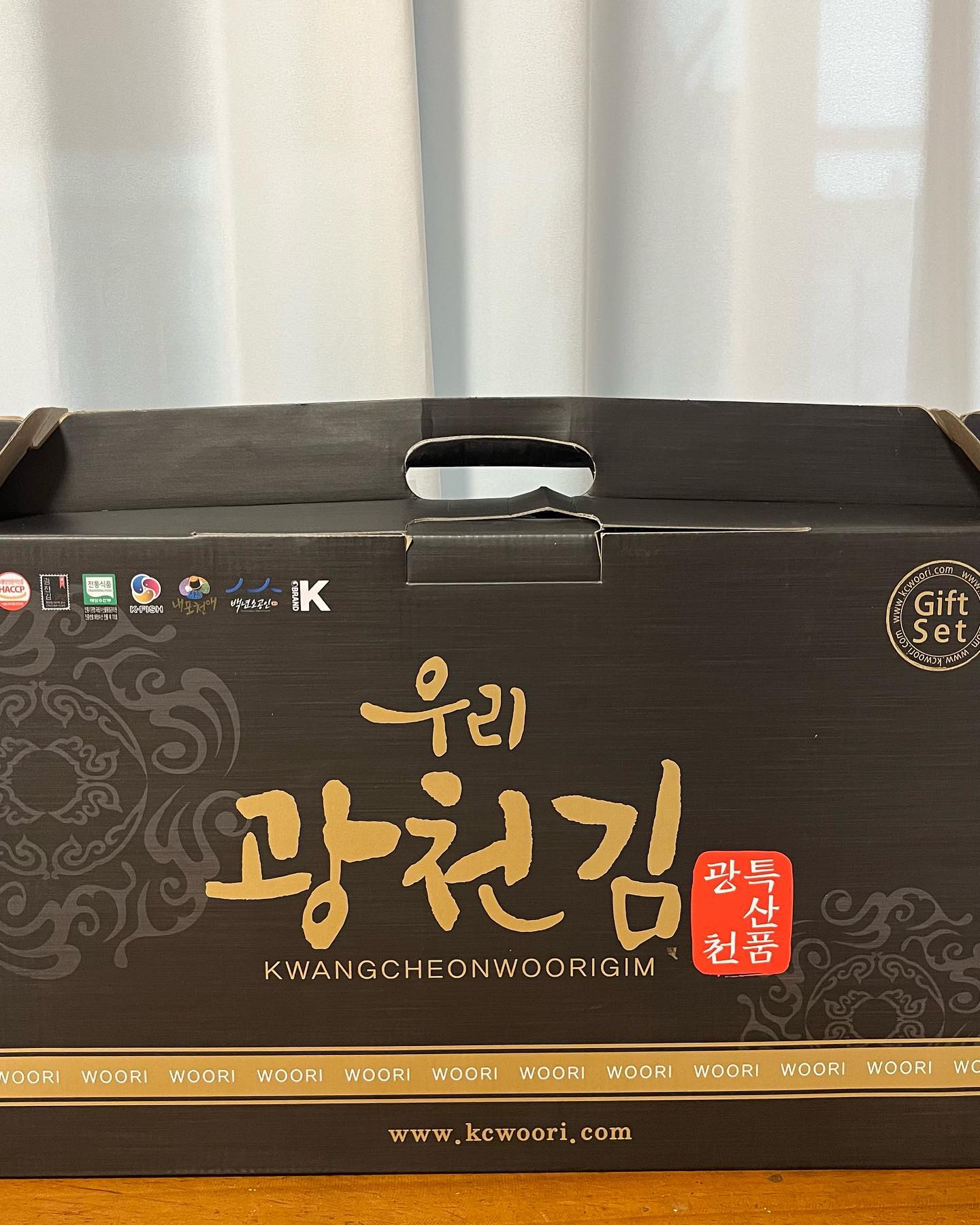 #협찬 추석명절 연휴 선물세트 고민된다면 저염저유로 김의 고유의맛이 살아있는 김 우리광천김 기프트세트 !

재래도시락 18봉입으로 갯수도 넉넉하고 원초를 엄격하게 선별해 최상급 원초만 사용해서 더 맛있는 김이랍니다
포장도 고급지게 되어있어 선물용으로 딱이에요 ㅎㅎ

아이들은 밥반찬으로 어른들에게는
간단한 맥주안주로 최고랍니다
2번구운김이라 바삭바삭함까지 !

haccp시설에서 제조해 깨끗하고 믿을수있는 먹거리랍니다 맛있 는 반찬으로
추천드리는 광천우리맛김 

https://smartstore.naver.com/kwoori/products/
401528560

#김 #광천김 #파래김 #전통김 #김구이 #구이김 #식탁김 #조미김 #김세트 #추석선물 #추석선물추천 #선물세트 #추석선물세트 #광천파래김 #우리광천김 #광천김 #김선물세트