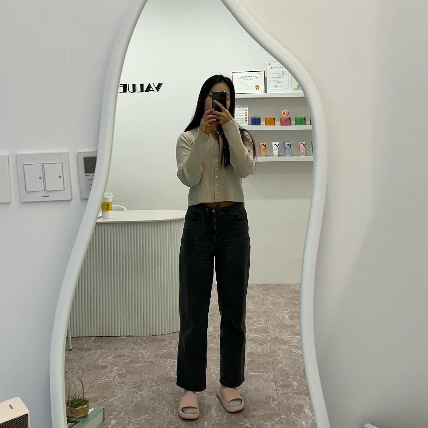 #협찬
.
.
눈썹 정리 정말 못하는 사람 바로 저예요..
좋은 기회에 벨류왁싱에서 눈썹왁싱하고 왔어요!
처음 방문이였지만 원장님이 편하게 말도 걸어주시고
대화하면서 편하게 왁싱 받았어요!
아프지도 않고 시원하게 해주셔서 좋았어요!
눈썹 왁싱은 개인차가 있겠지만 
디자인 시간 포함 15분-20분이면 완성!
15분 투자로 아침에 눈썹 신경안써서 너무..편했어요!
.
왁싱샵에 샤워실 있는거 보고 놀랐어요
아마 브라질리언 왁싱 손님을 위함이 아닌가..하는 
이런 섬세함에 또한번 반했어요
.
.
다음에는 어느부위 왁싱해볼지 행복한 고민하게 되네요!

✔ 신속 정확한 시술!
✔ 나에게 적합한 디자인 후 진행 
✔ 아프지 않고 왁싱 후 쿨다운까지 완벽!
✔ 처음 방문해도 단골처럼 편하게 대해주세요!
✔ 꼼꼼한 유의사항 안내는 덤!
.
.
 #마곡왁싱 #마곡역왁싱 #마곡왁싱샵 #발산역왁싱 #강서구왁싱 #화곡왁싱 #까치산왁싱 #우장산왁싱 #목동왁싱 #오목교왁싱 #왁싱맛집 #눈썹왁싱 #벨류왁싱 #관리하는여자 #뷰티