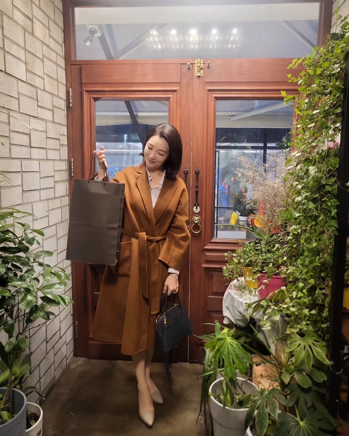 200년이 넘도록 몇대를 이어가며 포도를 재배했던 
포도 장인 가문에서 만든 독특하고 개성있는 샴페인🍾두르동 와이너리 최상급라인 업어왓어요. #이모카드내산 😆
.
저보다 어리지만 국내 유일무이 최고의 전통주 소믈리에
 내 찐 핏줄 이모 jin_ah_jeon 맛보더니 이건 사야한다며  안겨쥼. 💕😆🧡🍷🍾🍾
.
한 바틀 가격은 32만원이지만 정말 환상의 맛이에요.!! 🍾🍾
.domaine_de_j 픽에 전진아 소믈리에 의 합이라니 말해뭐해🍒🍒
 곧 오는 행복한 날 소중히 따려고요! 💕💕
.
행복한 날 기념할 수 있는  좋은 와인 감사해! 
.
#생일주간 시작 
#도멘드제이
#프랑스와인시음회
 #와인시음회 🍷🍾