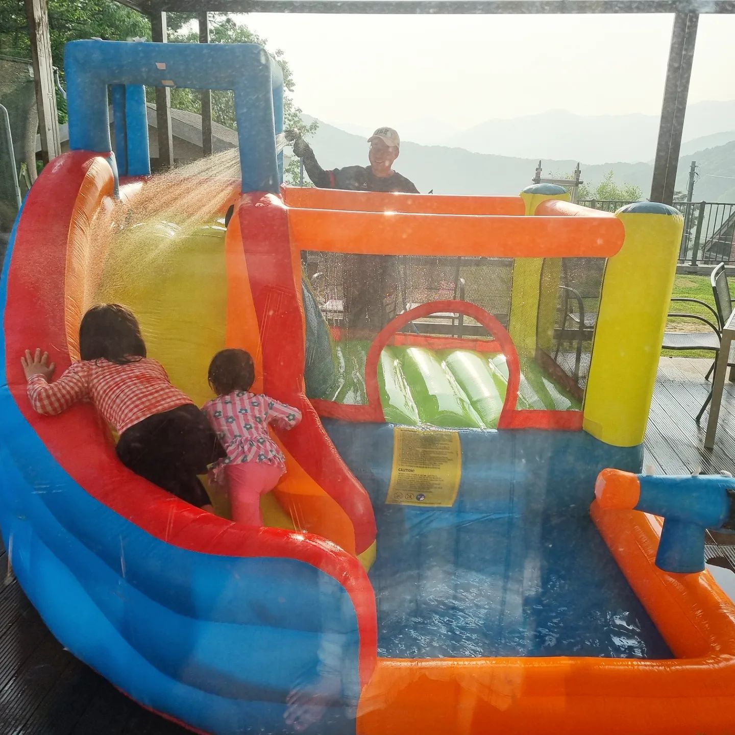 #이른물놀이 #에어바운스물놀이
그날 물놀이했던 물도 다 못말렸는데
(너무차가운 지하수 아이들 입술 보라색 됨!)
그날 뒤 이틀 내내 비와서
물 제대로 먹은 에어바운스

볕좋은 오늘 다 말려두기~
속이 다 시원하네!!!

역시 언제나 늘 할일 많은 #전원생활
비오면 비오는 대로 날좋으면 날좋은대로 #할일많음주의 
그래도 뽀송하게 말려진 #에어바운스 보면 세상 행복

#재밌게놀아주길바래
#아이랑전원생활 #이런맛이지 #두봄자매의전원라이프
#시골살이 #아이랑시골살이 #너희들만행복하다면 
#전원라이프 #두딸과전원살이