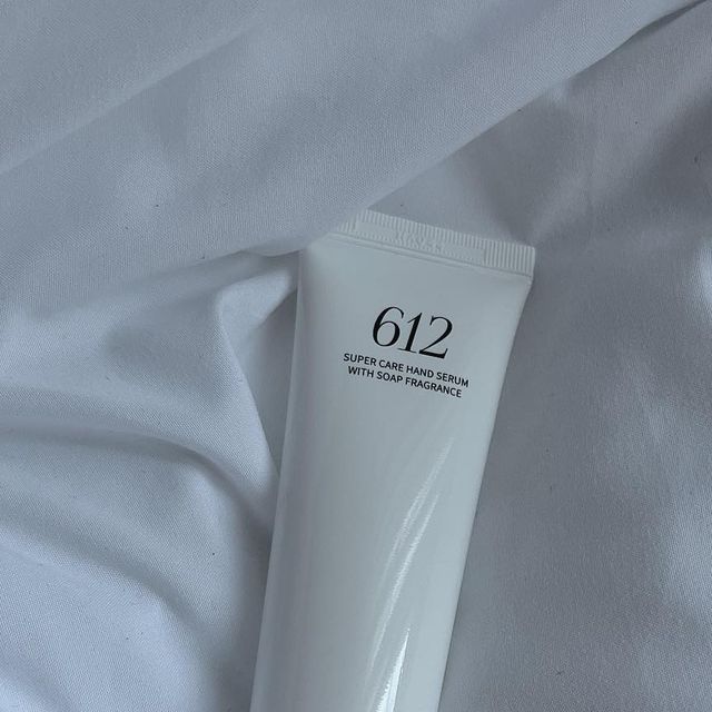 꽃태희 | 뷰티인플루언서 | FASHION on Instagram: "#광고 민감한 손을 위한 약산성 pH 세럼♡ 비누 향수 장인 THE PARFUM 퍼퓸 디렉터가 2년동안 개발한 핸드 케어 세럼♡ 세럼이라 라이트하며 부드럽