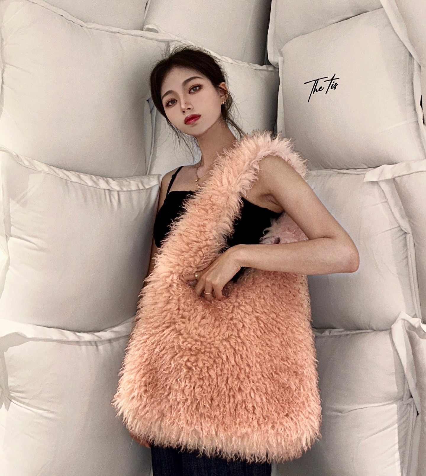 더티스 팝업에서 정말 내 마음에 쏙 드는 가방을 발견🫶🏻

진짜 한눈에 보고 반해버려서 너무너무 사고싶었지만 참았던,,🥹

마리끌레르 팝업 위에 있던 더티스 팝업

{POP UP EVENT}

• 팝업 기간 내 홈웨어 컬렉션 전 제품 10% 할인
• NEW 홈풰어 컬렉션 제품 및 더티스 제품 일부 피팅 가
능
• 팝업 현장 혹은 제품 착용 후 스토리 태그 5% 추가 할인
• 30만원 이상 구매 시, 더티스 에코백 증정
• 50만원 이상 구매 시, 성수 팝업 한정 티셔츠 증정
• LUCKY DRAW 매주 3분 추첨 자사몰 적립금 지급

thetis.kr 
#팝업 #성수팝업스토어 #더티스 #더티스팝업 #thetis #w컨셉 #wconcept
