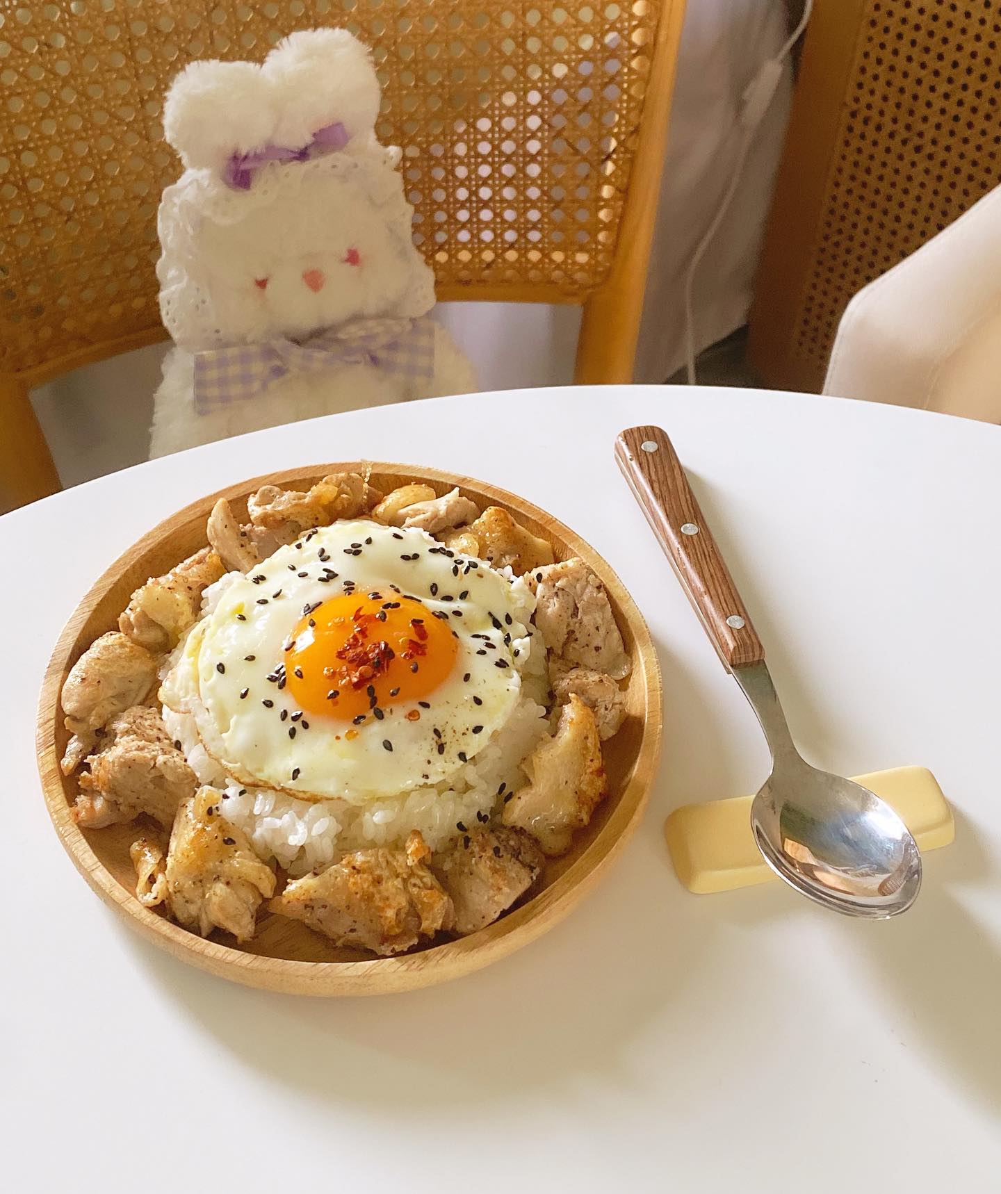 🍽오늘의 메뉴🍽 ---> 닭다리살덮밥
.
.
👩‍🍳💬 저는 양념치킨보다도 후라이드파에요. 고기에 어떤 색있는 밑간을 하는 것보다 그냥 구워 후추 소금 뿌려먹는 것을 가장 좋아해요!튜닝의 끝은 순정이라고•• 위에 참기름 쪼록 뿌려서 김에 싸먹으면 초간단 자취상 밥상 끗-
.
.
#먹팔 #먹팔맞팔 #다이어트식단 #다이어트레시피 #다이어트식단공유 #다이어트 #요리계정맞팔 #요리스타그램 #요리레시피 #요리그램 #자취요리 #자취요리레시피 #자취요리그램 #자취요리스타그램 #집밥일기 #집밥 #집밥그램 #집밥요리 #요리맞팔 #먹팔해요 #먹팔환영 #먹팔소통 #먹팔하면맞팔 #훔쿡 #홈카페 #홈스토랑 #홈브런치 #집밥레시피 #집밥메뉴