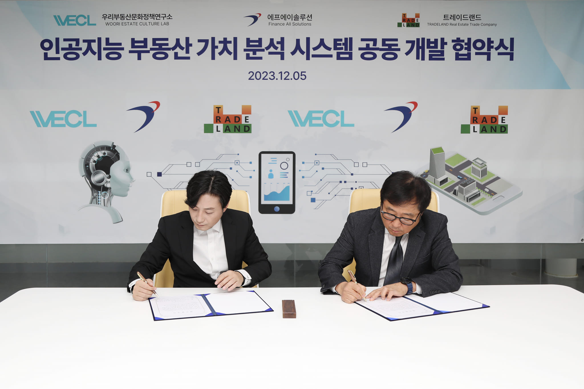 집 살 때 집값 폭락 걱정에 보탬이 되길!

오랜만이죠? 오늘의 성과가 많은 분들에게도  도움이 되실 것으로 생각해 이런저런 매체로 소식 접하시기 전에 먼저 올립니다.

연간 약 300만 건의 부동산 거래가 발생합니다. 제 회사는 전국의 부동산 구입자가 중개수수료의 절반 수준에서 제 1금융권 '우리은행' 매입원가 지급보증서를 발급받을 수 있도록 하는 시스템을 구축하였고 금일부터 시행 가능해졌습니다. 

제가 운영하고 있는 우리부동산문화정책연구소(WECL) 홈페이지를 통해 누구나 매매계약서를 첨부하여 신청 가능하도록 프로그램 개발에 착수했으며, 빠르면 12월 말부터 서비스를 이용할 수 있을 것 같습니다.

생애 첫 주택 청년부부들의 안전한 첫 발에 보탬이 되며, 모든 국민들이 부동산 매입 후 가치하락으로 인한 손실로부터 보호될 수 있는 제도를 만들고 싶었고,  보증서는 서민들이 가능한 더 큰 혜택을 받을 수 있도록 가격책정을  했습니다. 

※매수인 매입원가 지급보장제란?
최초 부동산을 매입할 당시의 매매계약서상 잔금일을 기준으로 3년 내 가격하락으로 인한 매매손실금 발생시 공신력을 가진 감정평가기관을 통해 현재가치를 감정한 이후 매입당시 매수금액보다 낮아진 양도가액을 최초 매입당시의 금액만큼 우리은행이 지급보증하는 서비스

#사진: 최근 에프에이솔루션과의  부동산 관련 인공지능 솔루션 공동개발 협약식(MOU) 기사에 활용된 사진입니다. 이 또한 기대해주십시오^^)