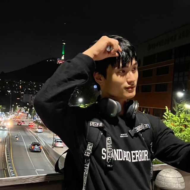 Seong-Hyeon on Instagram: "이번에 스탠다드에러(STANDARDERROR)] 칼리지 클럽 세미오버핏 입게 되었는데 확실히 고품질 디자인 인쇄된 올드스쿨 갬성 살릴수있고 💜 고품질 원단을 이용하여 국내 자