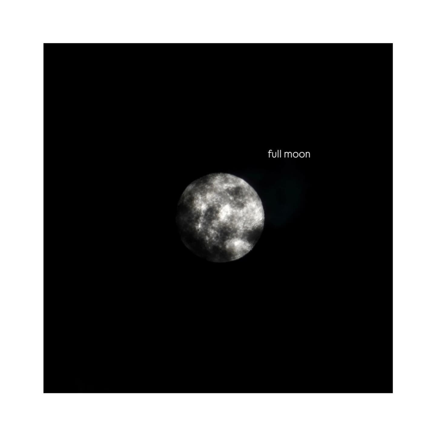 :)
__
[ full moon ] 

아빠생신이 보름이라 보게 된 full moon 🌕 

괜시리 마음이 몽글해지면서 , 기분이 붕 뜨는 기분이 들더라구요 🍃 

요즘 풀타임으로 하루종일 일하랴 , 이사문제로 이것저것 신경쓰랴 

하늘도 못 쳐다보고 살았는데 이렇게 보름달을 보게되니 좋더라구요 ˘͈ᵕ˘͈ 

이번주 목요일이 시험관 동결 2차 예정이라 다 같이 소원도 빌었답니다 🙏🏻 

아빠 생신 아니면 못 보고 지나쳤을 full moon을 보게 되니 

좋은 기운이 더 생길 것 만 같은 너낌이 🤭✨ 긍정 회로 풀가동 ~~!!! 

병원에서 이번에 배아이식을 2개를 해도 된다 하셨는데,

나이가 젊어 10% 차이밖에 없을 거라더라고요 .. 그래서 선택을 하라고 .. 

지금 남은 동결 개수는 4개, 만약 이번에 2개 썼는데 실패하면 

2개밖에 안 남는 상황이 돼버리니 .. 1개 넣고 되기를 바라기로 했어요 ㅎㅎ

이번에도 보름달처럼 똥글하고 이쁜 감자배아가 왔으면 좋겠네요 😊😊 

울님들께서도 full moon 보시고 소원 빌고 가세요오 🙌🏻🌕💛