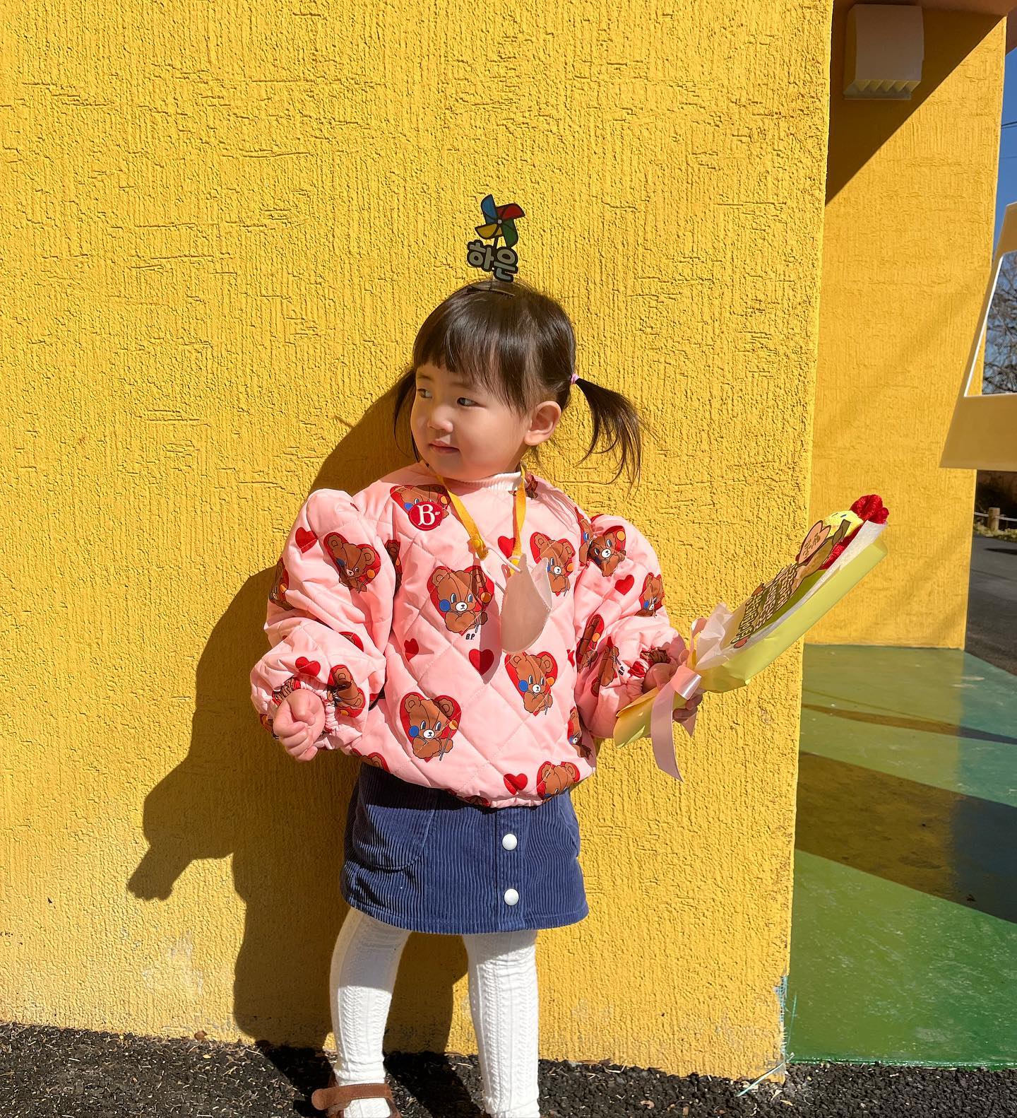 오하은 꽃잎반 수료기념🧡
ji__mining 이모가 서프라이즈로 주신 꽃다발❤️ 이모최고!!!!!❤️
1년동안 고생했어 하은아 :)
자, 이제 방학을 즐겨보자🫶🏻
#4살