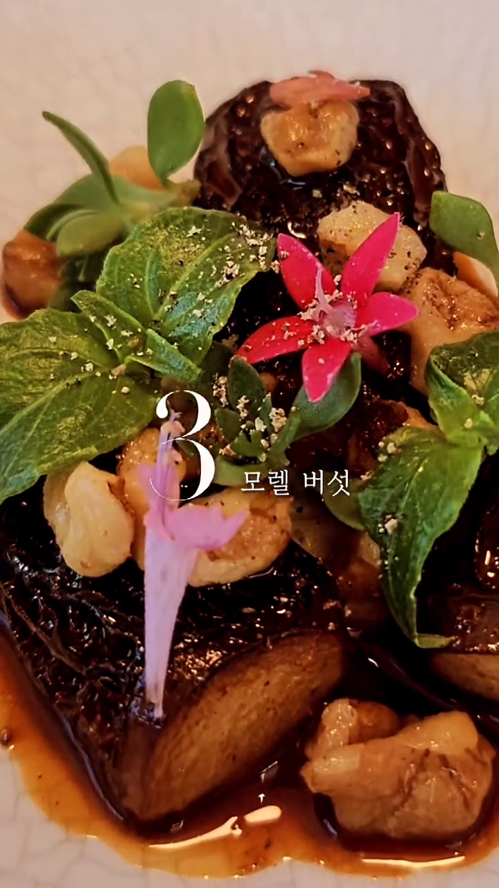 세슐랭 선정 국내 최고🪙 & 최애👑 #프렌치레스토랑 '스와니예'🩶
서래마을에서 신사동 이전 후 두근두근 첫 방문 했어요!!
매 에피소드(코스)가 바뀔 때마다 찾던 단골이었지만...
일식에 빠지고, 체질식을 시작하며 정말 오랜만에 방문하게 되었는데요🤣
옮겼단 소식에 '내가 얼마나 프렌치에 소홀했는가' 반성 했답니다..👉🏻👈🏻
.
제가 이곳을 좋아할 수밖에 없는 이유는 참 많은데요(!)
높은 수준의 음식 퀄리티와 서비스는 말할 것도 없고✨️
그 이외에도 이곳만의 ✔️아이덴티티가 있기 때문이예요👍🏻
맛으로 탑급인 곳은 참 많죠.
하지만 그 중 최고가 되려면 그곳만의 특장점이 있어야 한다 생각해요!
오늘은 스와니예의 특장점 3️⃣가지를 소개 드려볼게요🩶
.
1️⃣ 맛있는 프렌치는 많지만, 셰프의 철학이 제대로 느껴지는 프렌치는 흔치 않다!
이곳에선 셰프가 '이 코스를 구성하며 했던 치열한 고민'과 '전달하고자 하는 메시지', 셰프의 '철학'을 느낄 수 있습니다🤗
셰프들은 치밀한 설계를 통해 디쉬들을 배치하고, 수많은 연구로 독창적인 디쉬를 만들어내는데요ㅎㅎ
저는 이 정성을 잘 알아차리고자 노력하는 만큼, 이런 철학이 명확하게 느껴지는 곳을 좋아합니다🩶
셰프님과 음식으로 소통하는 느낌이랄까요?!
대표적으로는 과거 진행했던 에피소드 25번 '서양미술사' 코스가 생각나네요🥰
바로크미술, 로코코양식, 인상주의, 큐비즘, 초현실주의 등등 서양 미술역사에서 영감 받아 시각적으로 표현해낸 다채로운 코스는 가히 예술이었어요😲
미술사에 하나하나 섬세히 엮어내 표현하는 역량에 아주 감탄했답니다😚🩶
셰프가 이렇듯 고차원적 고민을 하다보면 먹는 이가 다소 이해하기 난해할 수도 있는데..
이곳은 아이패드를 이용한 시청각👀 자료로
각 시대별 서양 미술사와 대표적인 그림을 소개하는 동시에,
어떻게 구상해 요리했는지까지 설명하는 정성도 보여주었죠(!)
이런 노력 덕에 이준 셰프의 철학이 고객에게 더 여실히 다가갈 수 있었다 생각해요👍🏻
아무리 좋은 철학도 전달되지 않으면 의미 없잖아요?ㅎㅎ
가끔 모 #파인다이닝레스토랑 코스를 진행하다보면,
셰프 의도가 무엇인지 의문의 들 정도로 의도를 이해할 수 없이 모호하거나 '이거 별 생각 없이 그냥 만든건가' 싶을 때도 있습니다만..
반면, 이곳의 메시지는 정말 명확하죠!!
저는 이렇게 셰프가 자신의 철학을 고객에게 오롯이 전달하려 들인 정성을 아주 높게 샀답니다🫶🏻
(이전하며 에피소드가 사라진건 좀 슬퍼요🥺
매번 새로운 ep를 쏟아내는게 아주 힘든 일임은 알지만 그래도 다시 선보여주셨음 좋겠네요..!)
.
2️⃣ 적극적인 시청각 자료 활용으로 잊지 못할 고객 경험 제공!
위에 언급했듯 이곳은 비쥬얼적으로 음식을 설명하는데에 최선을 다하는데요💡
많은 감각들을 활용해 경험 할수록 그 경험이 더 풍성해지고, 잊기 힘들어지잖아요?ㅎㅎ
이곳처럼 감각 정보로 코스를 잘 설명해주는 친절한 프렌치가 드문 만큼😘
스와니예의 가치는 좀 더 독보적인 셈이죠🩶
(오픈키친을 보며 먹는 시각적 경험을 참 좋아했는데 이전하며 사라진건 좀 아쉽네요🤣)
심지어 새로워진 스와니예는 와인페어링 설명에 아이패드를 적극 이용했는데요!!
와인을 소개하며, 생산자 및 와이너리의 위치정보 등을 구글 맵을 통해 보여주는데🚩
어떤 지역이고, 그 결과 어떤 특징이 있고, 이 와인의 가치나 평가가 어떠한지 시각적으로 보여주는 시도가 아주 충격적으로 신선했답니다😲💥
이런 시도는 지금까지 시청각 자료를 끊임없이 활용해 온 스와니예가 아니라면 감히 하기 힘든 것이라 생각해요ㅎㅎㅎ
방문하신다면 꼭 페어링 해보시기를 추천드려요👍🏻
.
3️⃣ 하지 않아도 티나지 않을 노력을 굳이해내는 우직함!
위의 모든 노력은 사실 굳이 사서 해주시는(?) 정성이죠ㅎㅎ
이 뿐 아니라, 마지막엔 셰프의 철학과 각 코스별 재료 및 조리법 등 다양한 설명을 담은 셰프의 감사편지✉️를 전달합니다😲
이 레터 하나만으로도 아주 극진히 대접 받는다는 느낌이 드는데요!
요런 세심한 정성으로 저를 매번 감동시키니..
제가 자꾸 스와니예를 찾을 수 밖에요🩶
.
맛있는 프렌치, 뛰어난 솜씨의 셰프님은 참 많지만
'맛 이상의 가치'를 가진 곳은 정말 드뭅니다!
이곳은 그런 드문 업장이랍니다ㅎㅎ
꼭 한번쯤은 #스와니예 를 경험해보시면 좋겠네요🫶🏻🩶
.
별점 : ⭐️⭐️⭐️⭐️⭐️
.
#세슐랭가이드 #미식가 #미식 #파인다이닝 #신사동맛집 #신사동데이트
.
.
[가보고 싶은 사람 손!!🙋🏻‍