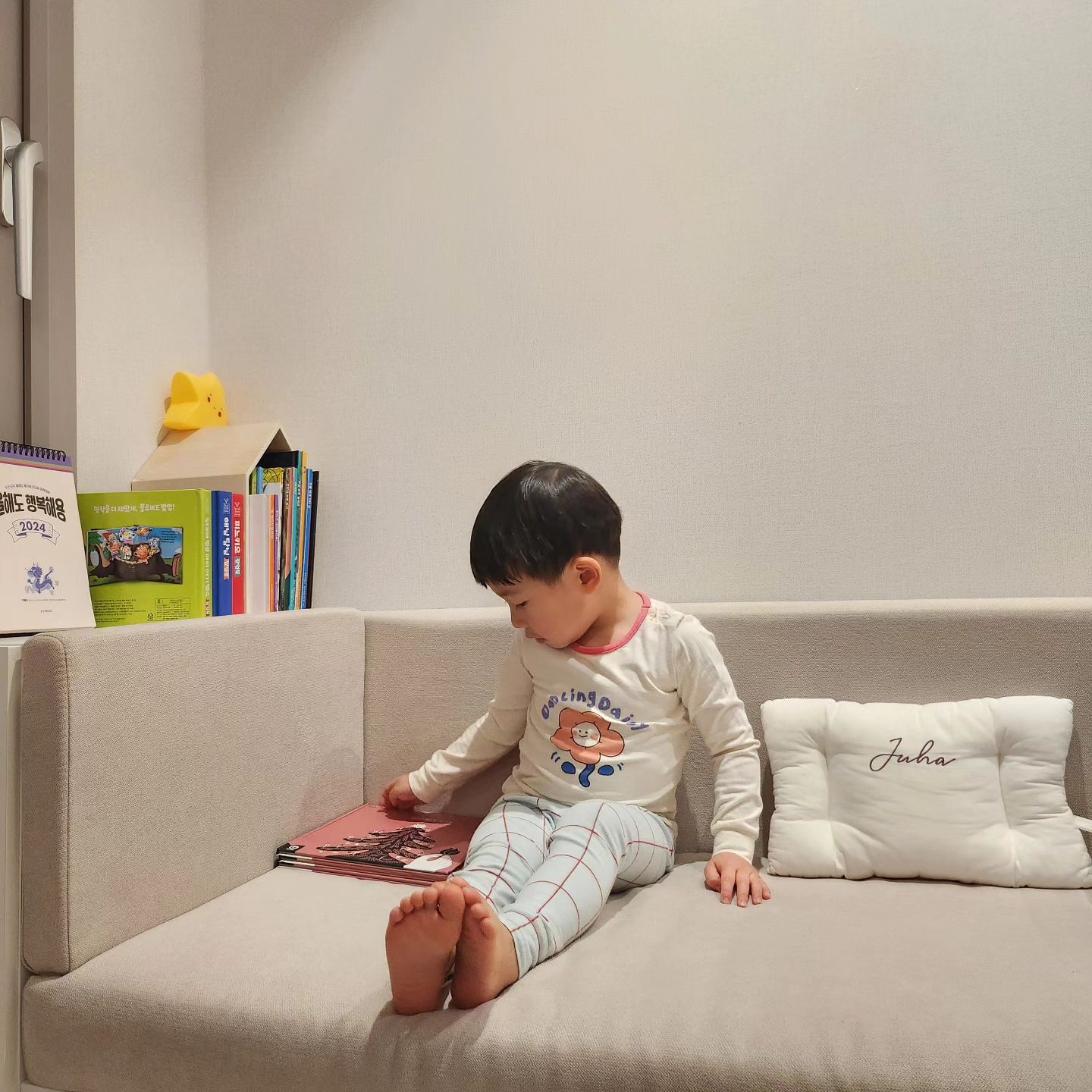 잠자리에 들기 전 루틴
읽고싶은, 보고싶은 책 3권 읽기

이사오기 전에는 침대 옆 책꽂이에서 5권이고 10권이고 계속 읽어달라했는데, 이사 후에는 꼭 저 자리에 앉아서 책읽겠다는것을 보니 아이방 꾸밀때 의도한대로 반은 성공!

#책육아 #아이방꾸미기 #아이방책장 #잠자리독서
