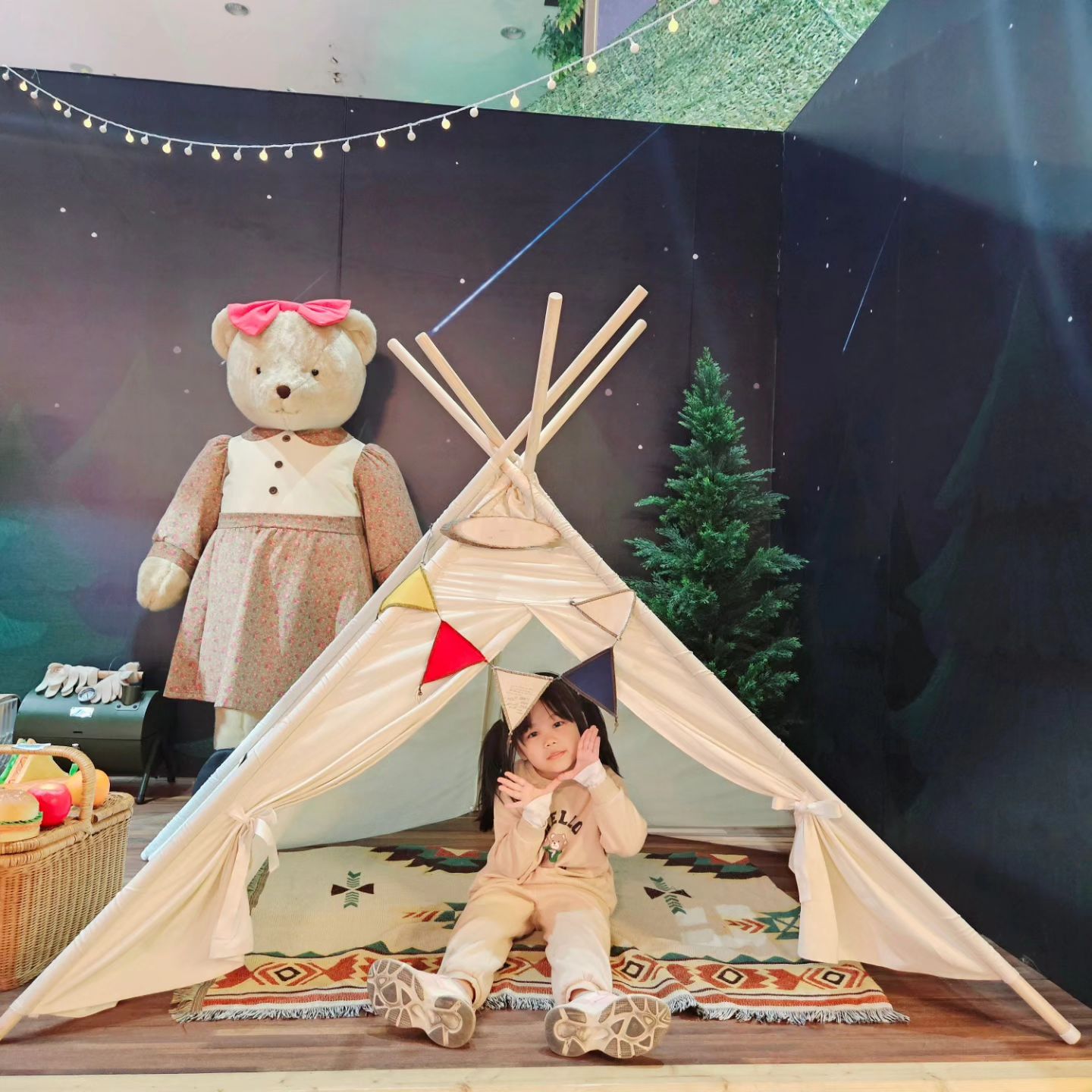 #첫줄
한채유니 사진 찍어주기 바빴던
테디베어 박물관...☆
사진찍는 거 넘 조아해 진짜🤣

아빠는 한채주니 따라다니면서
찰칵찰칵...
각각 한 명씩 달라붙어서
사진기사 노릇함☺️