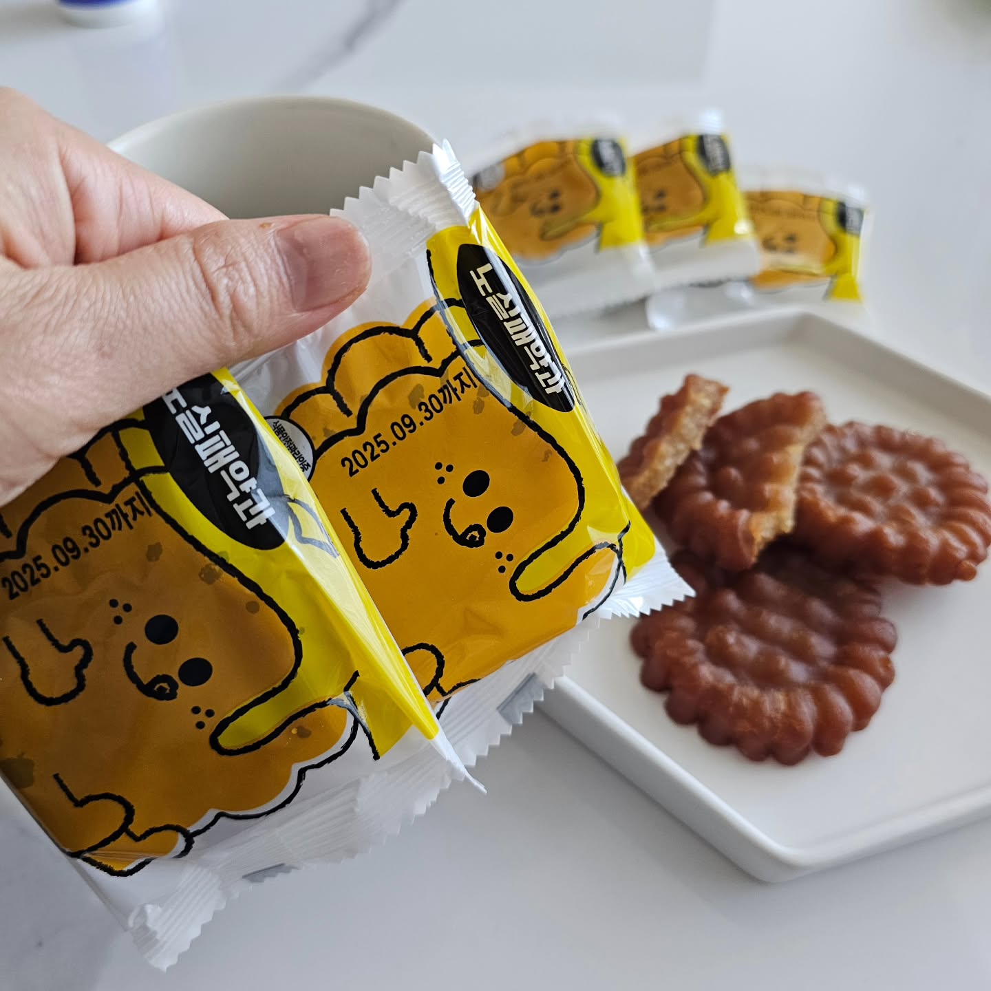 #협찬 #광고

달달함이 생각 날때 #노실패약과

딸 아이 밥 대용, 남편 아침 대용으로 #약과 주려고 했는데 내가 더 많이 먹음.
진짜 맛난데.... 아껴 먹는 중 ㅋ
달달함의 극치, 쫀득 함도 최고~
그런데 달달한데 느끼한 달콤함이 아니라 약과에 넘 잘 어울리는 달달함이다.

스트레스 받을 때, 무념 무상으로 커피 마실때 내 손에 자꾸 쥐어지는 약과

아이들 간식, 어르신 식사대용으로도 좋은 약과 지금까지 먹은 약과 중에서는 단연코 최고~
야과 종종 사 먹었는데 이젠 정착 가능할 약과를 만났다
 #노실패식품관약과 #약과

 "검색창에 [노실패약과]를 검색해주세요!"