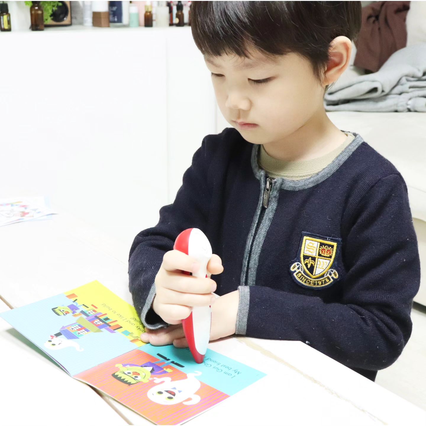 #협찬 #버디리더스

스콜라스틱 버디리더스
A,B 단계를 읽고 이제 C단계를 읽기 시작한 율이  술술 읽을 수 있는 실력이 아니지만 그래도 재미있어하니깐 꾸준히 지속해줘요
버디리서스는 단계별 구성으로 되어 있어서 읽기 연습하기 좋고 문장이 길지 않아서 반복학습으로 해주기 좋다보니 영어 읽기 시작할때 활용하기 딱 이에요
하루에 두번씩 아침시간 활용해서
꾸준히 해보자
홧팅😁😁

pipio_english

#버디리더스 #스콜라스틱기초리더스 #영어스피킹연습 #영어동화책 #스토리북 #리더스북추#유아영어읽기#영어읽기#유아영어