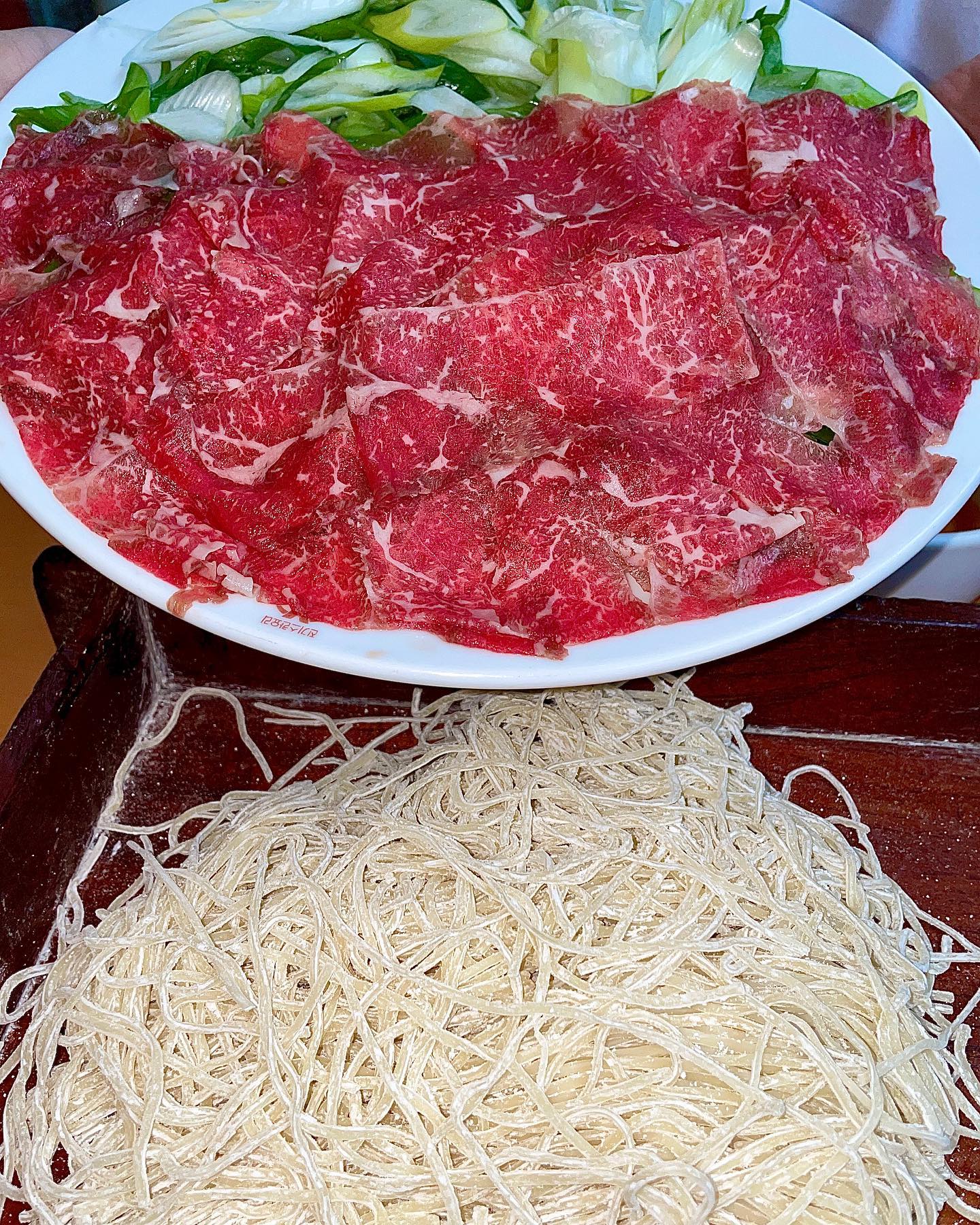 국수전골계의 에르메스

역삼역과 강남역 사이에 위치한 <신정>을 다녀왔습니다. 오리구이와 진기스칸, 등심 등의 음식이유명하며, 원래 역삼역의 상견례, 주요 미팅장소 등으로 이미 터줏대감인 장소입니다. 깔끔한 내부와 더불어 단정하게 차려입은 종업원님들이 물, 반찬 그리고 음식까지 하나씩 전부 다 챙겨주셔서 테이블에서 아무것도 할게 없을 정도였고, 역삼동에서 가장 친절한 식당입니다.

#국수전골
국산 고기는 인당 32,000원, 미국산은 18,000원이며 가격 차이는 2배 정도 났는데 사실 미국산과 국산이 물에 빠지는 순간, 똑같다는 생각에 미국산으로 먹었습니다. 국물이 진라면 순한맛처럼 애기들도 먹을 수 있는 맛이었고, 국물의 깊이가 일단 미쳤습니다. 엄청 진하다! 캬!~ 이런 느낌을 받을 수 있었습니다. 그리고, 국수면발은 직접 수타로 만들어서 그런지 후루룩 면치기가 가능할 정도로 쫄깃했습니다. 대파와 고기, 그리고 국수까지 한번에 먹으면, 뭐 한 냄비 금방이었습니다.
마지막으로 죽까지 추가할 수 있는데, 죽 꼭 먹어보세요. 프렌차이즈 죽처럼 적당한 국물에 밥알들이 국물을 살짝 머금고 있어 정말 맛있었습니다.

☞ 대접 받는 느낌, 깔끔한 분위기, 맛은 기본 이상, 앞으로 계속 방문 예정인 <신정>을 추천드립니다.

✔️신정 : 역삼동 828-2(예약 편함, 발렛 가능)
✔️영업시간 : 월-금 11:30~22:30(주말 21:30)

#신정 #강남데이트 #강남맛집 #강남점심 #역삼맛집 #역삼데이트 #강남상견례 #강남미팅 #먹팔 #먹스타맞팔 #맛스타그램 #맛팔 #맞팔 #seouleats #맛깔나다_강남 #협찬문의 #협찬dm