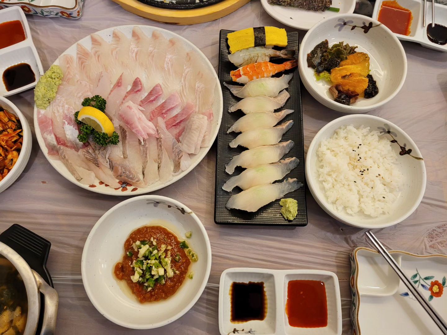 모듬회 양 많아요
회 두툼하고 쫄깃해요
생와사비라서 더 맛이 좋았어요

#대구대천동맛집 #진천동맛집 #진천동횟집 #달서구횟집 #대천동횟집 #월성동횟집 #80바다물고기