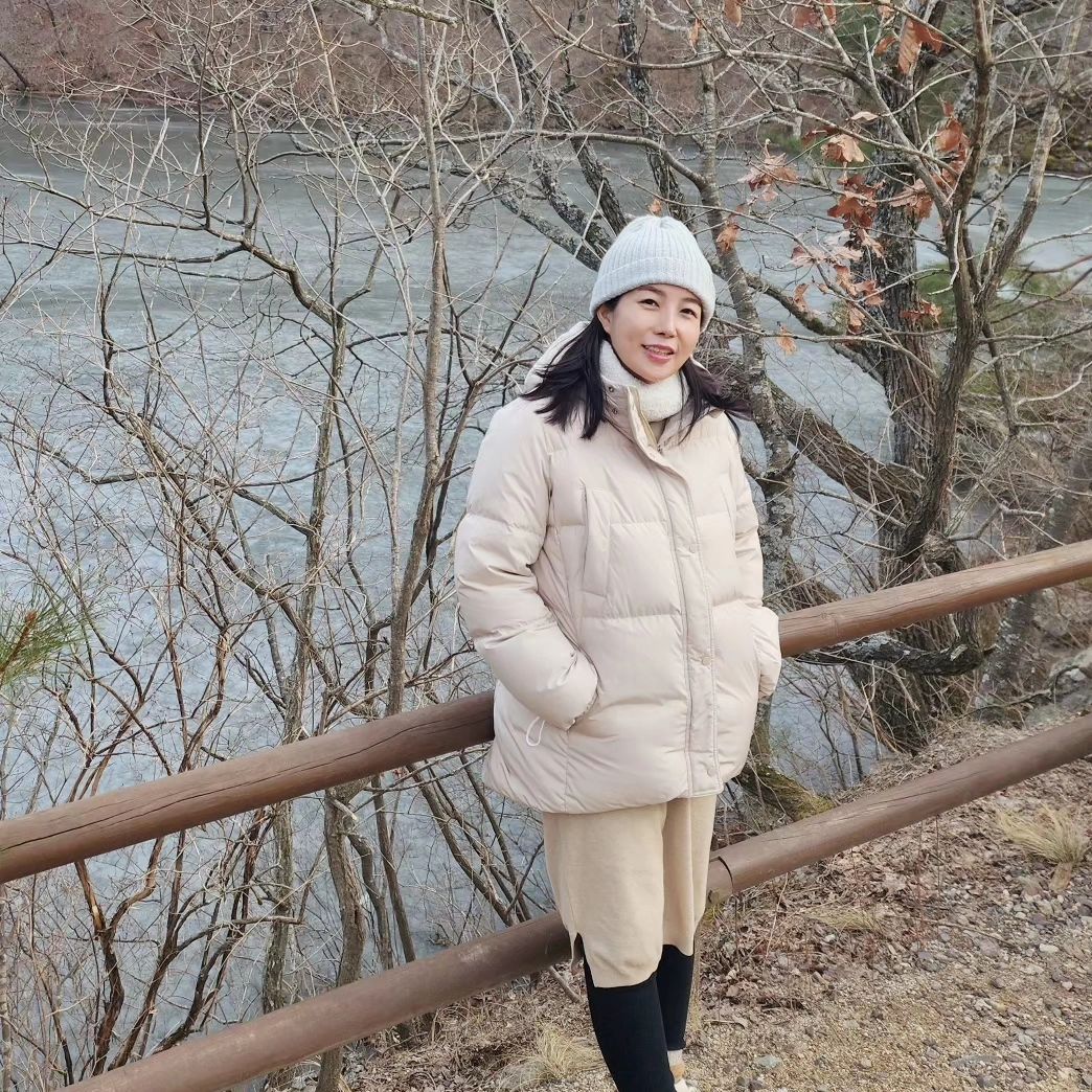 #주왕산 #주산지 🤰
 
 
 
연휴 잘보내셨나요🤍
주산지 다녀왔어요 (연휴전에)
큰 점퍼 입으니 만삭 임산부인지 모르겠죠🌝
(요즘 상의 큰옷 입고 임산부인지 
모르겠지 하는게 취미)
 
주산지 가는 오르막길도 이젠 힘들어서 
신랑의 도움으로 다녀왔어요🙂
주왕산은 간김에 지난번 놓친
국공스탬프 도장도 꾸욱 찍고 
국공 2곳 남았는데 기약은 없네요
 
올 겨울 산에 눈이 이쁘게도 왔던데☃️
산에 열심히 다니던 때가
참 행복했다고 실감하는 요즘이에요
행복이 참 별것이 아닌것을..😊
오늘이 39주 1일, 예정일은 6일 남았는데
우리 축복이는 과연 언제 나와줄까요..🤰💕
새해에 바라는 소망 이루시고 행복하세요🥰
 
 
 
 
 
 #산수빈 #등산 #임산부 #39주 #축복이