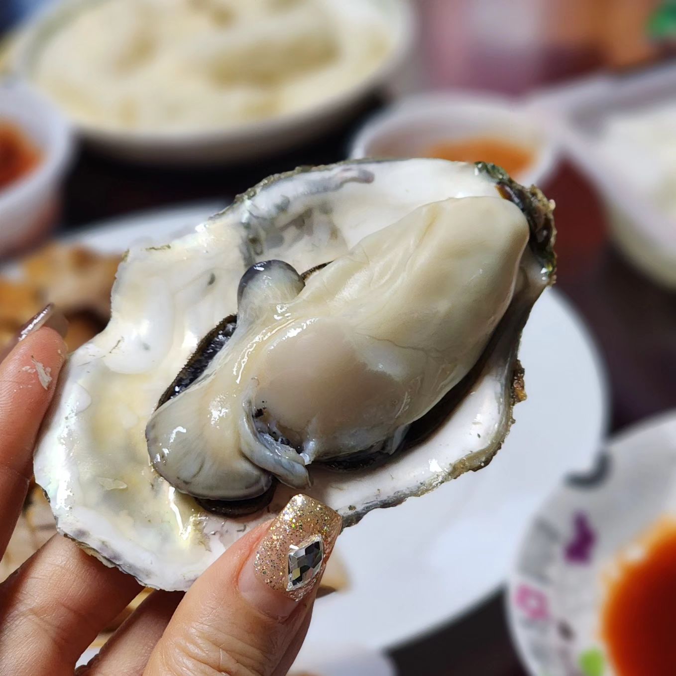 한해의 마무리는 가족들과 함께~

부모님댁에서 족발,치킨,회와함께~~거기에 굴찜까지
맛나게먹고 2024년 카운트 함께하기~
2023년이 가는게 아쉽지만 2024년이 기대되는 ~~
건강하고 행복한 한해가 되길~기도해봅니다
모두모두 복많이 받으세요~^^

#2024년 #청룡해
#건강하기
#행복하기
#부자되기
#이루어지길