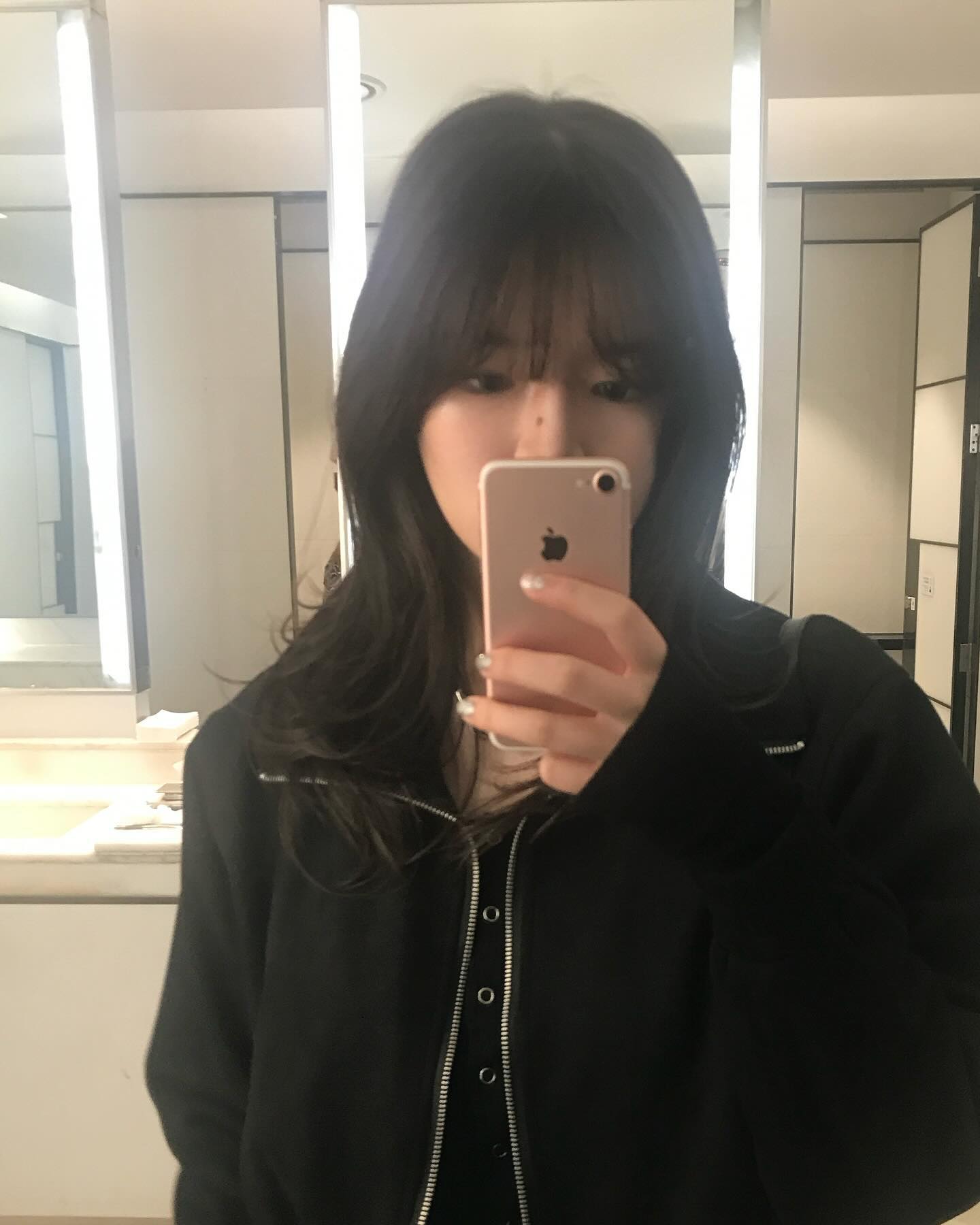 vivabrown_official 크롭 기장과 은은한 광택감으로 고급스러운 느낌의 비건 스웨이드 자켓 루즈하면서도 핏되어 너무 예쁜,, o,+:｡☆.*・+｡
.
.

#비바브라운 #여자자켓 #비건레더 #비건스웨이드 #자켓 #데일리룩 #자켓추천 #레더자켓 #스웨이드자켓 #자켓 #간절기아우터 #jacket #パンツ #비바브라운x텍토리 #outer #setup #광고 #협찬 #부산 #전포 #전포카페 #부산미용실