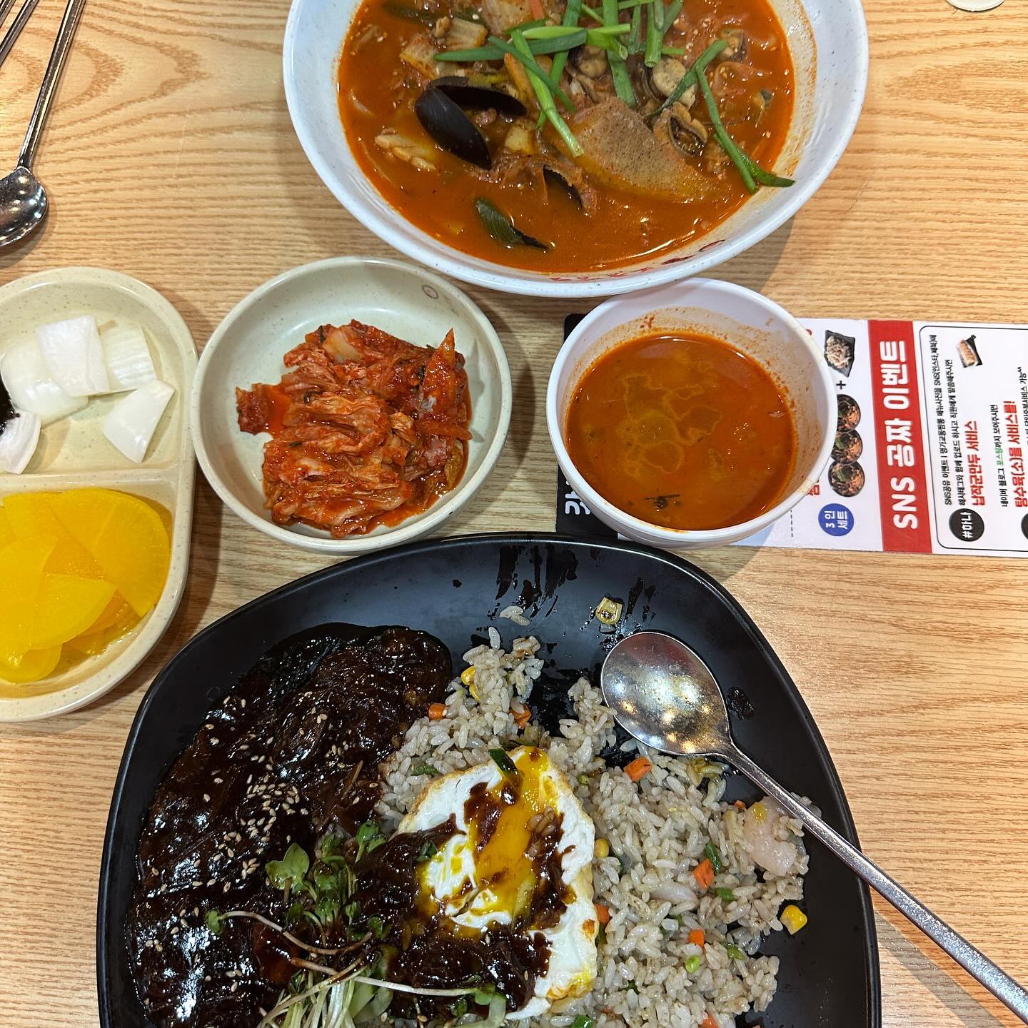 남대문 쇼핑❤️
맛집입니당

#명가교동짬뽕 #교동짬뽕 #짬뽕맛집 #짜장맛집 #중식맛집 #동네짬뽕