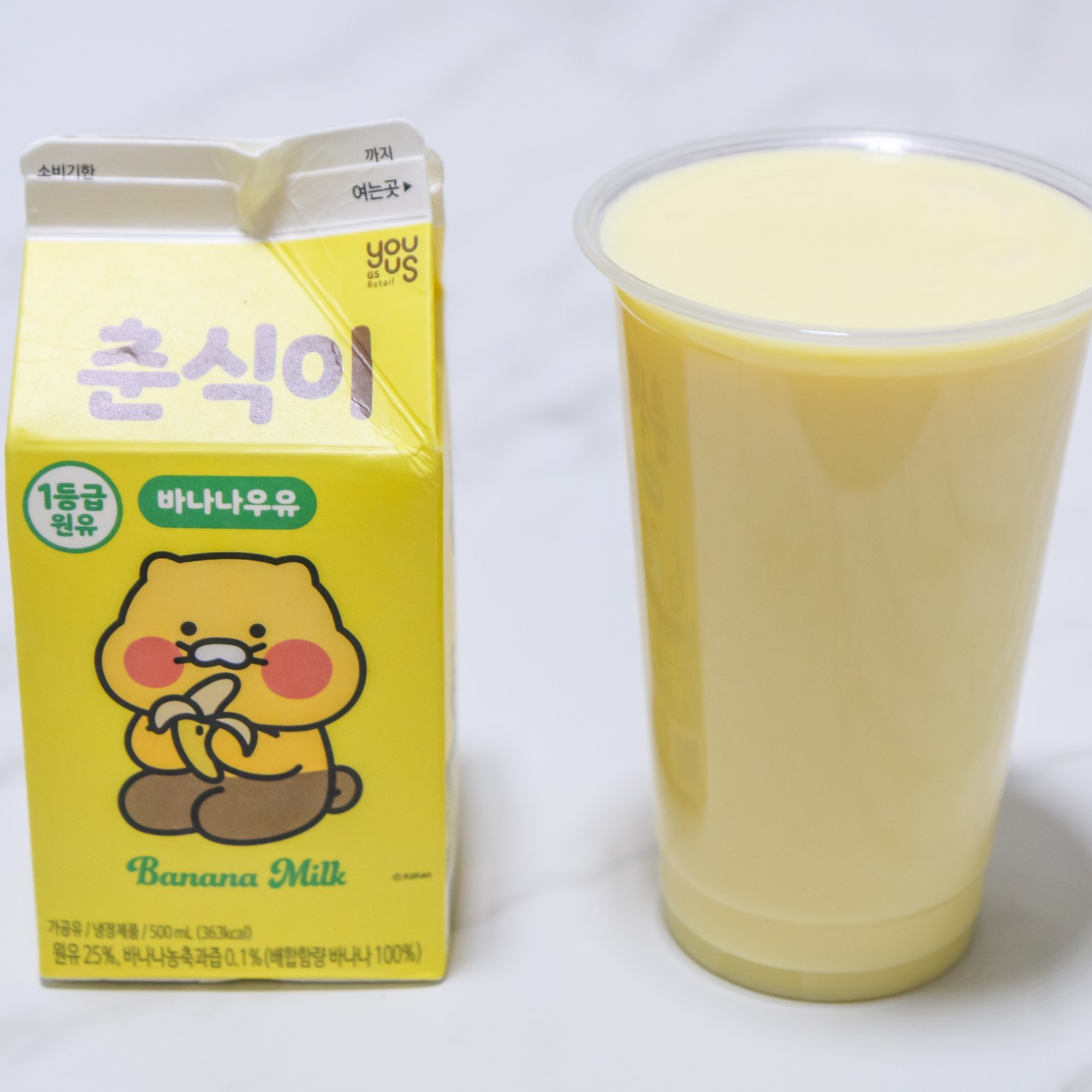 _
🥛 춘식이 바나나우유
🥛 GS25 편의점 1,850원

이번에 소개 할 상품은 GS25 편의점에서 구매 가능한 '춘식이 바나나우유' 되겠습니다. 1등급 원유를 사용하기에 보다 풍부한 풍미와 부드러운 식감을 느낄 수 있었다 생각하며 기존에 저의 원픽 바나나우유는 빙그레였는데 이번에 살짝 그 원픽이 흔들리는 느낌입니다🤣

사실 GS25에는 죠리퐁이 먹고 싶어 들렀는데 매대에 귀여운 디자인이 보이길래 죠리퐁과 어울리겠다 싶어 구매를 했는데 상당히 만족스러운 맛에 이렇게 포스팅까지 하게 되었습니다😊

그냥 먹어도 맛있는 춘식이 바나나우유를 조금 더 맛나게 즐기고 싶으신 분들은 죠리퐁을 시리얼처럼 활용해서 바나나우유에 타 먹으면 남다른 풍미를 만끽 할 수 있겠습니다😍

특히 바나나우유의 달콤함게 죠리퐁 고소함이 더해져 제가 기대했던 맛 그 이상의 풍미를 만끽 할 수 있기때문에 이 조합 드셔보시지 않은 분들은 꼭 한 번 드셔보시면 좋을 것 같습니다😘
.
.
.
.
.
.
.
.
.
#gs25 #gs25편의점 #춘식이 #바나나우유 #춘식이바나나우유 #우유그램 #우유스타그램 #우유 #죠리퐁 #시리얼 #브런치 #편의점간편식 #간편식 #주전부리 #먹부림 #군것질 #군것질그램 #괴식 #군것질스타그램 #편의점군것질 #카카오 #카카오프렌즈 #맛집블로그 #맛집블로거