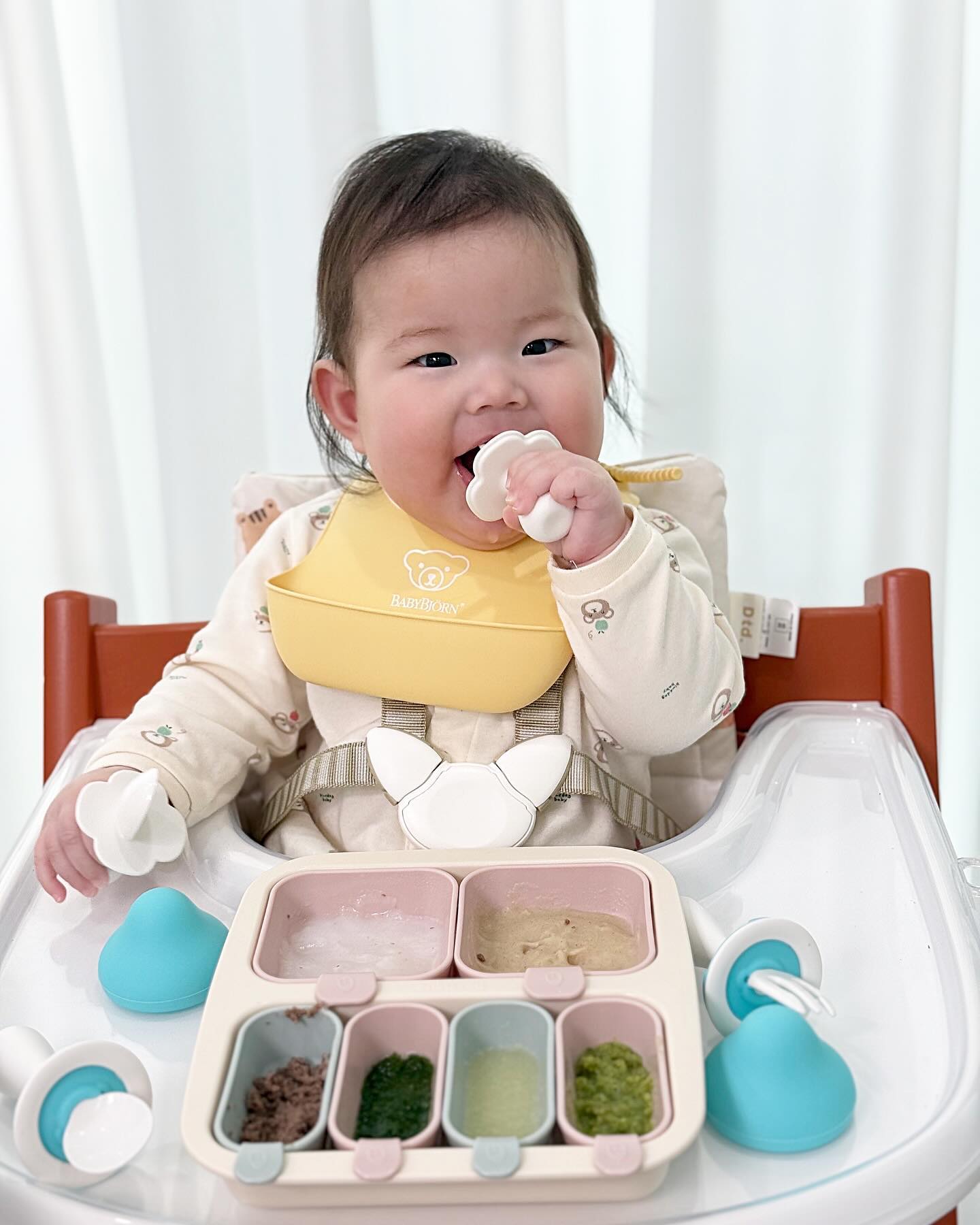 #협찬
어느덧 6개월이 지나 이유식을 시작한 우리 아기새🐣
젖병이 아닌 다른 수단으로
식사를 처음 시작하는만큼
어떤 식기류로 시작할 지 정말 고민이 많았었는데요,
#꼬꼬노리 #머시멜로플러스스푼포크세트 로 결정🫶
국내생산에, 안전한 의료용 PP소재를 사용하여
아이 입에 넣어도 안심이 되고,
전자레인지, 식기세척기, 열탕소독 모두 가능해
사용 및 관리가 편한 점도 마음에 들었어요🙈
하지만 그 무엇보다 마음에 들었던건,
아기의 앙증맞은 손에 딱 맞게 설계된
귀여운 디자인의 #아기스푼포크 🥰
처음에는 그냥 익숙해 지라고
이유식 시작할때 양 손에 쥐워줘봤는데
떨어뜨리지도 않고 양손에 꼭 쥔채
입으로 잘 오물거리는거있죠🤭
게다가 세트를 사면 1단계, 2단계가 함께 들어있고
1단계는 프로텍터 일체형이라
섬세한 컨트롤 능력이 떨어지는 아기들이
깊숙이 스푼 포크를 넣는 걸 방지해주고,
2단계는 상황에 따라 프로텍터를 탈부착해서
사용할 수 있는 점도 완전 좋아요🫶
#치발기 #치발기추천 #아기치발기 #아기수저 #아기스푼 #아기포크 #이유식수저 #아기이유식 #이유식스푼 #꼬꼬노리스푼 #잼버스코리아
zambus