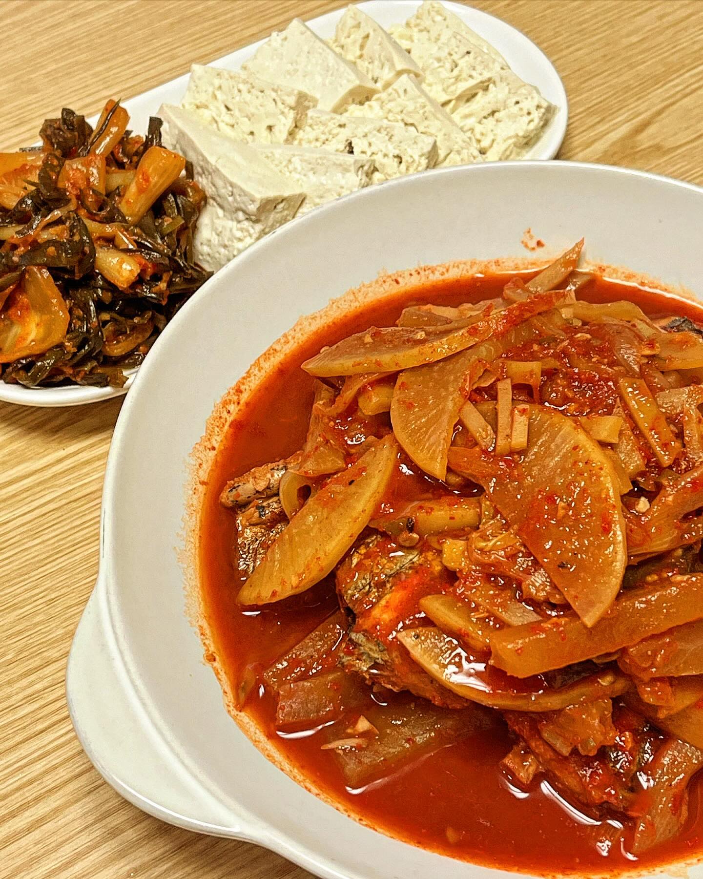 오늘의 메뉴💛 #갈치조림 #두부김치
고생한 남편과 뜨끈한 저녁한상 든든히 먹었어요!

🍽️ 갈치조림레시피
▪️양념장 준비 : 고추장, 고추가루, 된장, 미림, 마늘, 후추, 간장, 설탕, 액젓, 요리당
▪️손질 된 갈치 흐르는 물에 가볍게 씻어내고 식초물에 살짝 당궈 놓아요! (잡내 제거)
▪️무, 양파, 감자, 파, 청양고추 먹기 좋게 썰어요
▪️냄비에 모든 재료를 넣는데 무-갈치-갖은 채소 순으로🙌🏻
양념장도 중간 중간 잘 넣어주고 물 붓고 끓여요

🍽️ 두부김치레시피
▪️먹기 좋게 파김치, 배추김치 가위로 잘라요
▪️냄비에 김치, 김치국물 한국자, 물, 들기름, 설탕, 고춧가루, 고추장 넣고 끓여요(물기가 거의 사라질 때까지)
▪️두부는 살짝 데쳐서 먹기 좋은 크기로 잘라요

고기러버 부부지만 고기 없어도 든든한 한끼를 먹을 수 있는
맛도리 집밥 한끼 식사였답니다 👍🏻👍🏻👍🏻