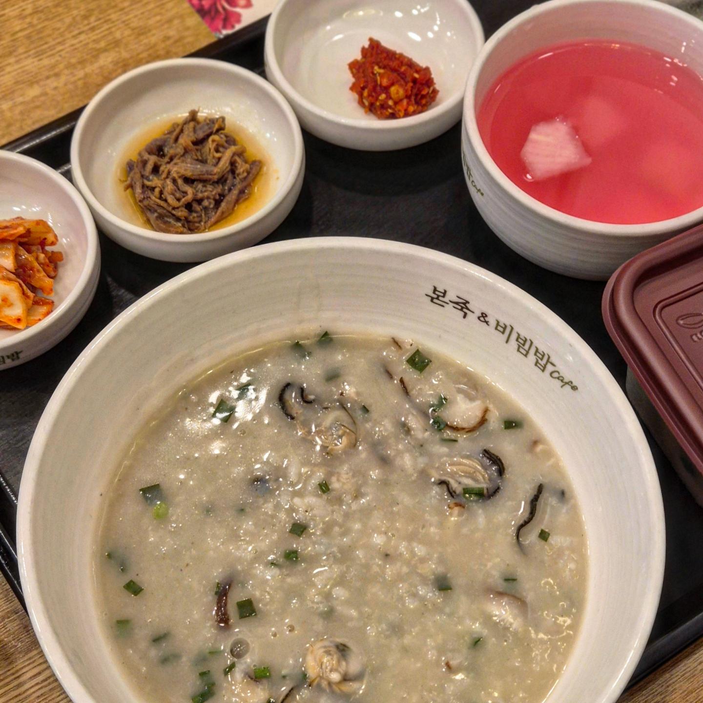 .
📍본죽

지난주 위경련+장염을 씨게 와서
링거도 맞고 4일 내내 죽만 먹었는데
아니 본죽 왜 이렇게 맛있어..?
ㅋㅋㅋㅋㅋ
오늘 속이 좀 불편하니까 또 생각나네

통영굴버섯죽 진짜 추천..
굴을 계속 퍼먹어도 그릇에 굴 투성이👍
.
.
.
#본죽#죽#먹스타