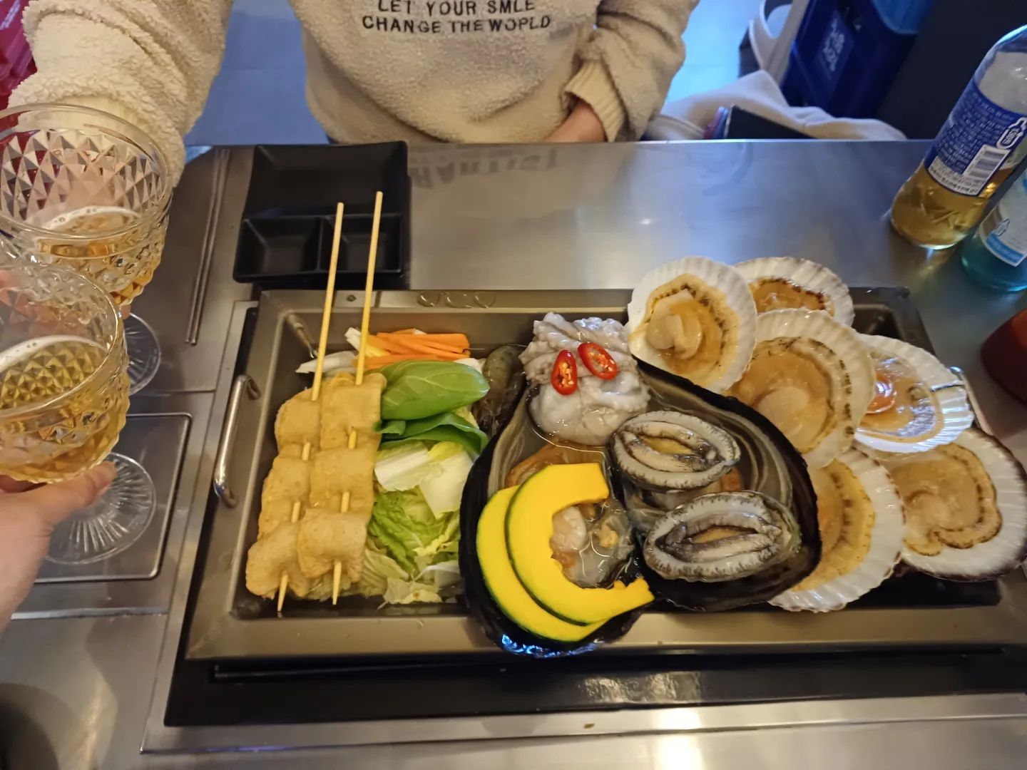 설연휴 전날 부평사는 언니가 사준 조개전골~
엄청 싱싱하고 푸짐해서 감동했다..!
맥주잔이 예뻐서 술이 술술~들어감..ㅋ
조개먹고 전복,낙지로 몸보신!!
분위기가 연남동핫플같이 멋져서 마음에 들었다.
담엔 조개구이도 먹어봐야지..♡

#부평핫플 
#부평문화의거리 
#인천조개구이맛집 
#하와이조개부평점 
#조개전골