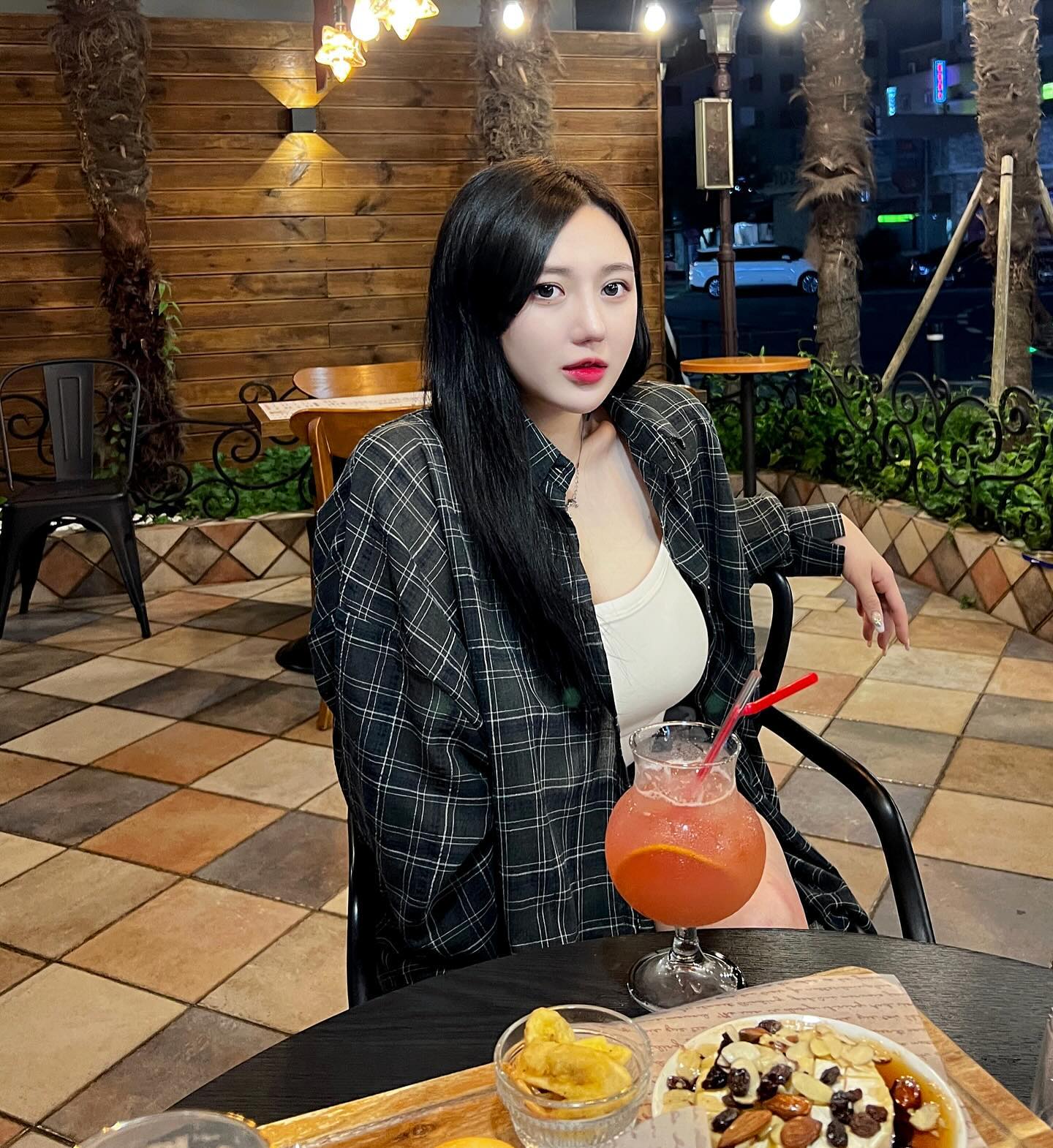 ☀️올 여름 첫 피드 두둥☀️
한장은 아이폰 한장은 갤럭시지롱