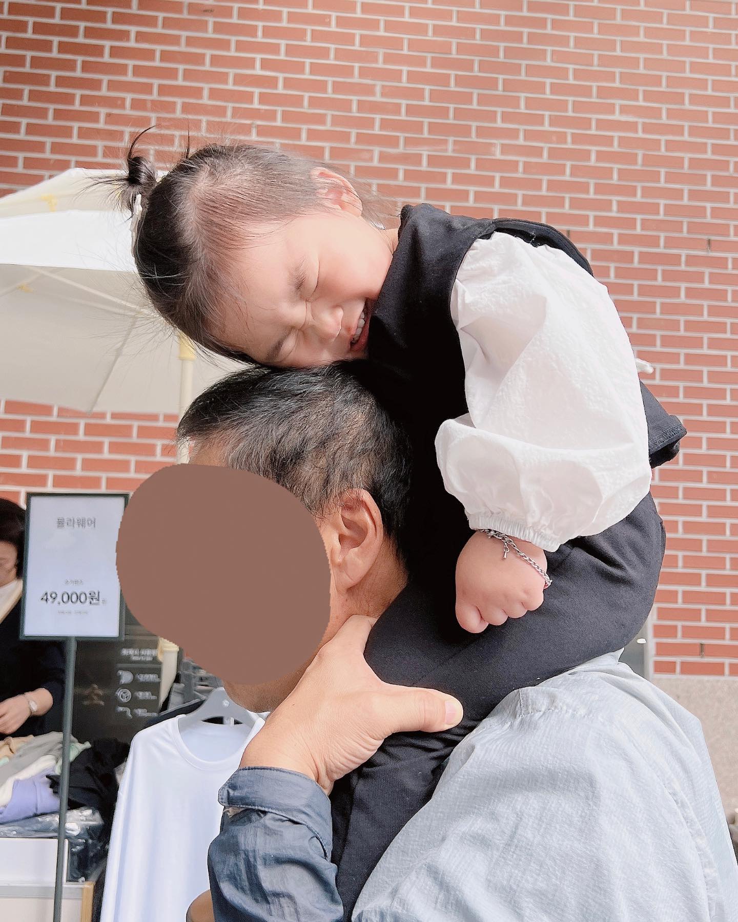할부지랑 함께하는 모든 순간이 행복한 울 용용이

할부지가 쩰 조타고 매일매일 말하는데, 
사진첩보면 할배가 왜 좋은지 알게땃,,❣️

울 아빵 고생많네,,,

#엄빠보다할배