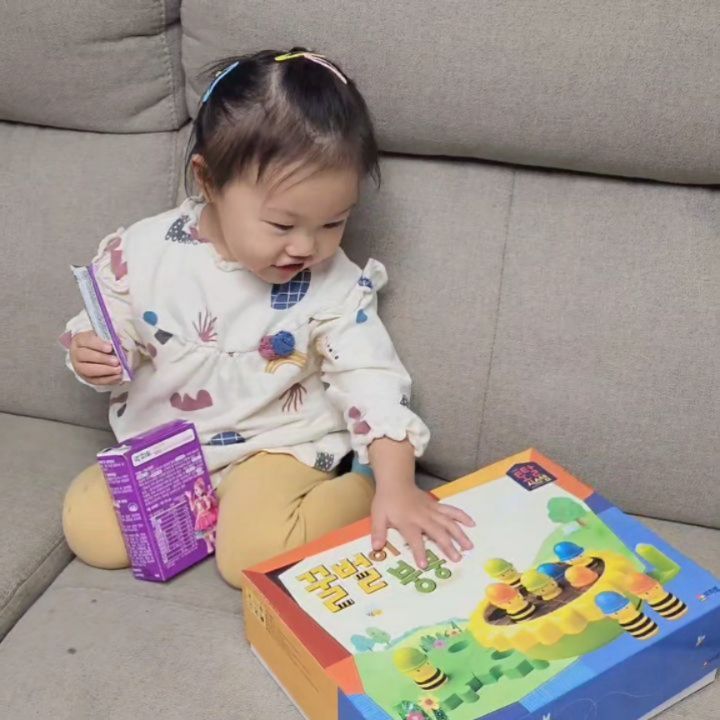 #광고

프뢰벨 토탈 플래티넘 1주차, 여행을 3일 가서 매일 가지고 놀지는 못했으나
눈뜨면 어린이집 하원하면 제일먼저 꺼내오는 것은 프뢰벨교구에요❤️

매우 단순한 것 같은데 뭐가 그리 재미있는건가? 싶은데
그래서 프뢰벨이구나 싶기도해요
이 시기의 영유아를 제일 잘 파악하고 있는 교육프로그램이 아닐까요?

국내최고 영유아 교육전문가가 선정한 38개월 발달 과업에 최적화된 교재 교구라서 그런지, 아이가 가장 잘 가지고 노는 최애교구인것 같아요😍

일부러 가지고 노는 방향을 가르쳐주지 않고있어요
최대한 상상력으로 가지고 싶은 방향으로 가지고 놀게 놔두고, 7살 오빠가 함께 놀아주니 생각지도 못한 방향으로 가지고 놀기도하고
토탈 플래티넘을 다양하게 활용을 하는 걸 보니, 꼭 육아템이 많을 필요는 없구나 싶더라구요

보드북은 정말 좋은데 사실 아직 관심이 덜 해서 조금 천천히 보여주고 있어요
천천히 보여주는 만큼 제가 부모앱을 통해 내용을 다 파악하고 시작할 수 있는 점이 마음에 드네요 :D

오빠 책 읽을때 같이 옆에서 읽는 걸로!


#프뢰벨 #토탈플래티넘 #유아전집 #아기전집 #프뢰벨토탈플래티넘 #토탈시스템 #아기책추천 #전집추천 #책전집 #책육아 #영아책추천 #유아교구 #토탈병 #토플렉스 #책육아 #아기책추천 #29개월아기전집 #육아맘