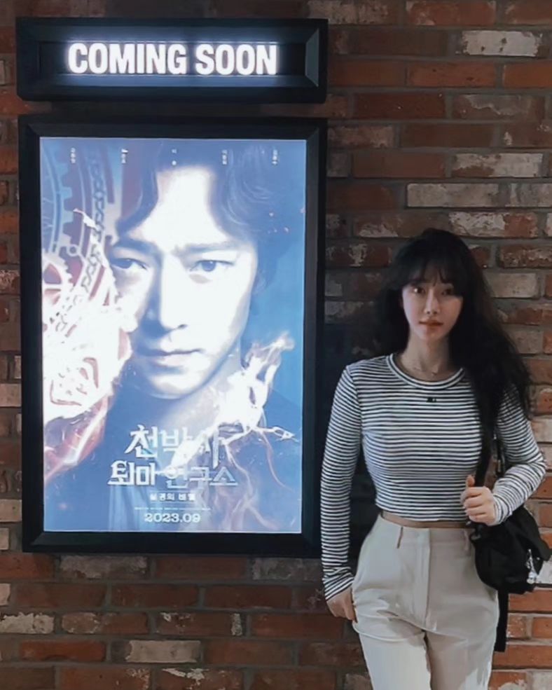 #협찬 강동원오빠... 실물영접하고 왔어요. 시사회는 처음이어서 넘 신기했는 데 허준호님 김종수님 이동휘님이 특히 에너지가 정말 좋더라고요. 허준호아저씨 차분하시면서 인자하셔서 보고만 있어도 므훗 😀
가짜 퇴마사' 소재가 신박했는 데 오랜만에 추석영화다운 영화를 본 것같아요. 생각지못한 화려한 볼거리도 많고 중간중간 동휘님 씬스틸러에 많이 웃기도 했네요 😂 

#천박사퇴마연구소 #설경의비밀 #영화 #영화추천 #추석엔천박사 #강동원 #허준호 #이솜 #이동휘 #김종수 #추석대개봉 #9월27일극장개봉