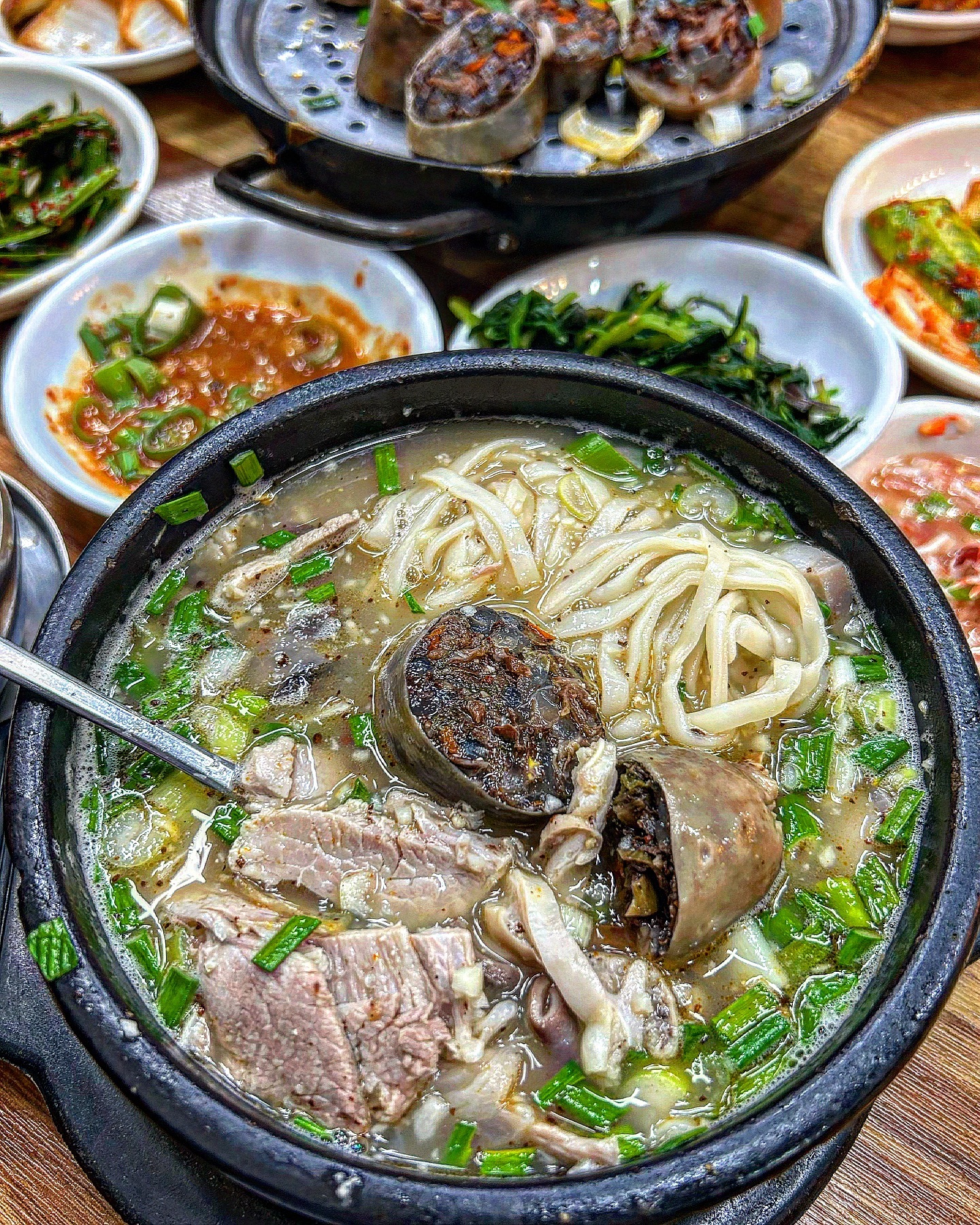 막창순대와 칼국수면이 들어간 순대국밥집  #일경식당 

‘식객허영만 백반기행’에도 나온 #일경식당 
막창순대는 질길꺼란 생각을 뒤집는 노 질김 노 잡내! 
잡내 싫어하는 사람들도 잘 먹을수 있어요 

막창순대는 고소한 막창안에 순대속이 넘 잘어울림>< 
국밥 안에 든 칼국수 사리는 호로록 넘어가는 부드러운 
식감이에요 미리 얘기하면 빼고도 가능합니다😝 

술이랑 먹다보니 사장님이 순대국밥도 맛있지만 
자기 가게는 홍어 전문점이라고 다음에 홍어 먹으러 
오라고 하셨어요 다음에는 홍어에 소주 한잔하러 갈랍니당 

#대구맛집 #대구현지인맛집 #대구순대국밥 #막창순대 #순대국밥 #대구낮술 #국밥맛집 #대구홍어맛집 #홍어맛집 #식객허영만의백반기행
