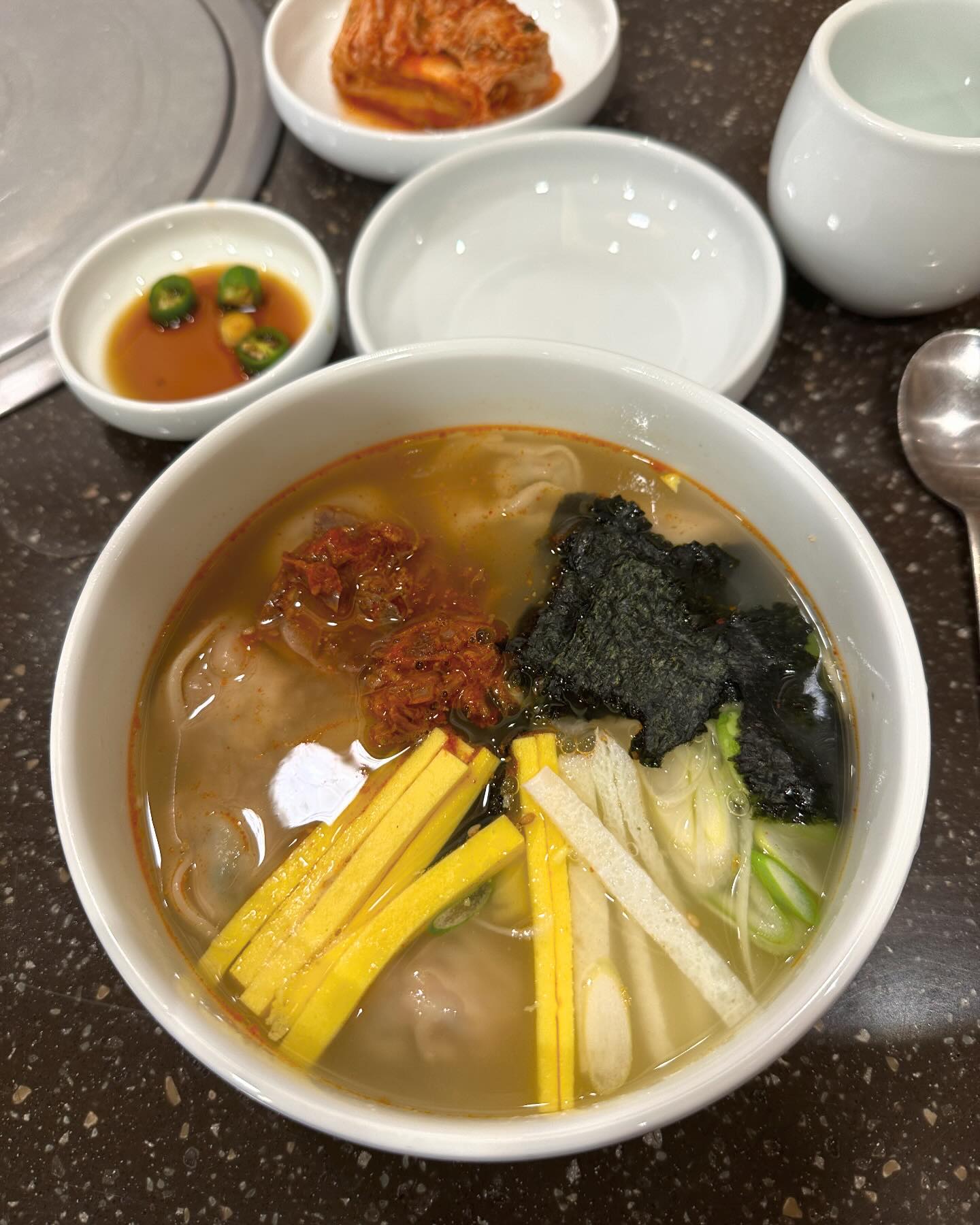 #foodstagram
✔️
진진만두 여의도점
이북식 만두국 먹을수있는 여의도맛집

손만두떡국 자극없이 담백하게 맛있고
특히 하이라이트는 녹두빈대떡 💛

추운날엔 이만한게 없지 !
다음엔 어복쟁반도 먹어보고싶닷 🙌🏻

#여의도맛집 #진진만두