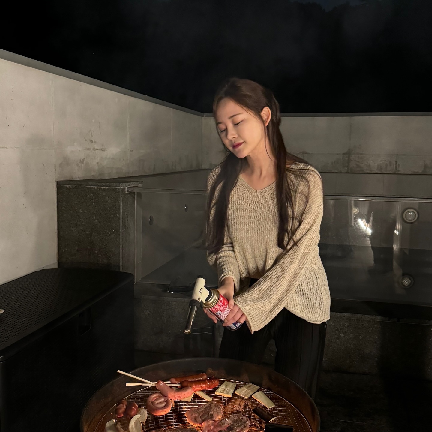 아빠 없는 엄마들끼리 여행! 첫 바베큐 불 붙이기 도전🔥 
처음엔 실수하면 멤버들 고기 못 먹이는 거 아닌가 싶어 긴장했는데, 신랑과 영상통화로 방법 체크하며 무사히 성공! 
머리카락이 다 날아갈 뻔했지만 모녀 여행 자신감도 쑥쑥 자라난 시간이에요. 뿌듯한 첫 바베큐 경험!

불향이 아직 몸에서 나는 것 같은 설렘🍖🍗

#엄마들여행 #모녀여행 #처음해보는바베큐 #여행기록 #감성캠핑 #여행스타그램 #혼자서도잘해요 #여행중성장