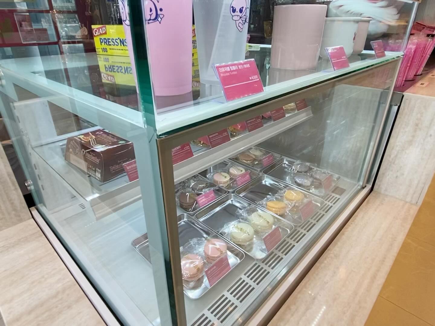 #광고 #냉장쇼케이스 #세경냉동 #세경쇼케이스 #카페쇼케이스 #예쁜쇼케이스

당산역근처에 일이 있어 들렀다 지나가는 길에 커피힌잔하러 바나프레소 카페에 들렀는데 분위기도 좋고 매장이 정말 깔끔하고 청결하게 운영이 되고 있는듯한데 특히 여기 바나프레소 카페 냉장쇼케이스가 예뻐서 유심히 살펴보니  세경꺼더라구요

#바나프레소 #바나프레소당산 #카페냉장케이스