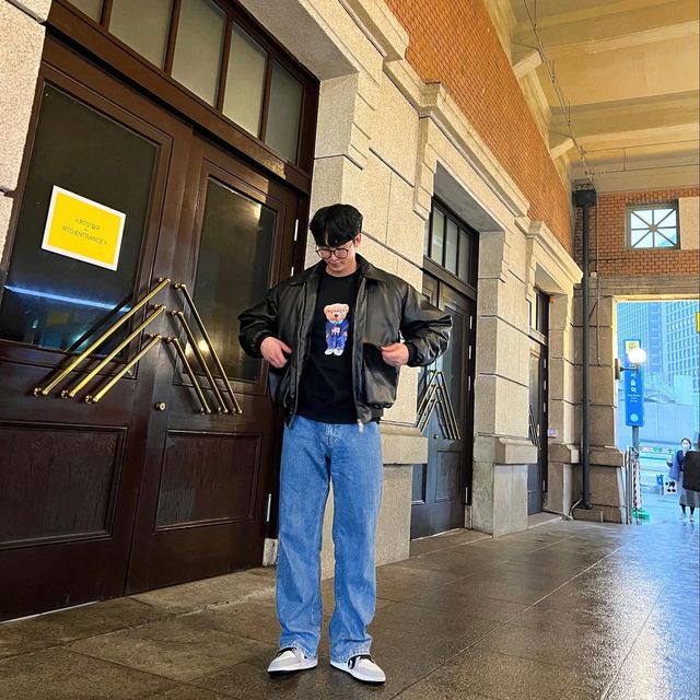 지그 on Instagram: "#협찬 우째 쫌 닮았나요~?🤓 (feat. 곰돌이룩🐻)
.
.
.
👕오늘은 귀여운 곰돌이가 있어서 소개하려고 합니다~🐻
이 제품은 예쁜 그래픽 옷들이 많은 오라운드(@oround_official)의 제품인데요! 
오라운드 제품은 정말 ✨유니크하고 다양한 디자인과 굿즈를 판매하고 있습니다! 
전에 🙀고영희 씨 맨투맨 기억하시나요?? 그거와 같이 🐻곰돌이도 애용하고 있답니다🥰

디자인뿐만 아니라 맨투맨 🧶옷감 자체도 🔨탄탄하고 🪢시보리 부분도 🔨탄탄해서 핏을 잘 잡아주고 🧺내구성 또한도 좋을 거 같아 오래 입을 수 있는 맨투맨입니다👍

사이즈도 넉넉하게 🙆‍♂️오버핏으로 나온 거 같아 체형에 구애받지 않고 입을 수 있으니 😆귀엽고 ☺️예쁜 맨투맨을 찾으신다면 오라운드 제품 추천드립니다👍
.
.
.
.
#오라운드 #ootd #겨울패션 #곰돌이티셔츠 #곰돌이맨투맨 #곰돌이가게 #맨투맨 #맨투맨추천 #맨투맨코디 #티셔츠 #캐주얼룩 #캐주얼 #캐주얼코디 #패션코디 #패션계정 #남자패션 #원마일웨어 #오늘뭐입지 #일상코디 #오오티디패션 #코디샷 #옷코디"