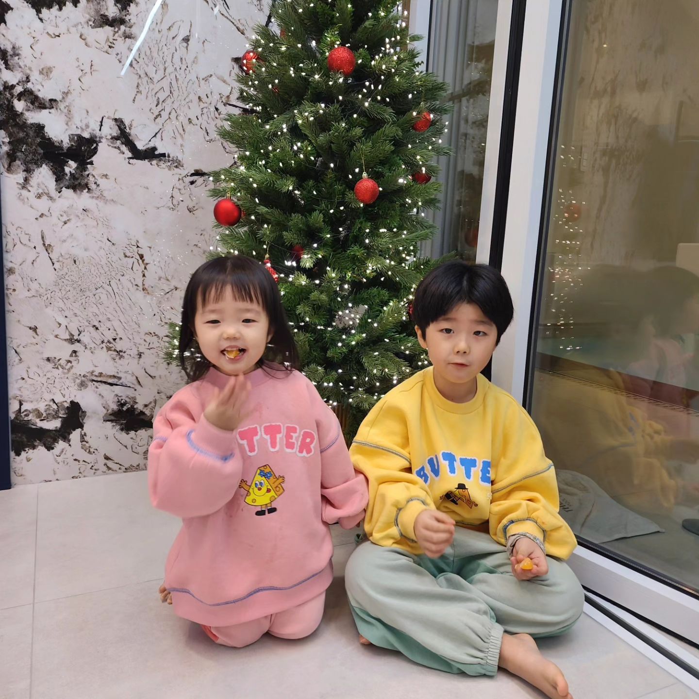 23년 연말 여행1 ❣️
이안이는 수영만 2시간을 해서 얼굴이 뽀샤시♥
새나는 하루종일 먹고 먹고 또먹고 컨디션이 아쥬 좋고! 
엄마는 고구마 감자 마시멜로 굽굽 불멍에 행복
아빠는 운전 3시간에 남이구워주는 고기맛에 행복~^^ 
예쁜사진은 못찍었지만 행복하닷 행복해!!