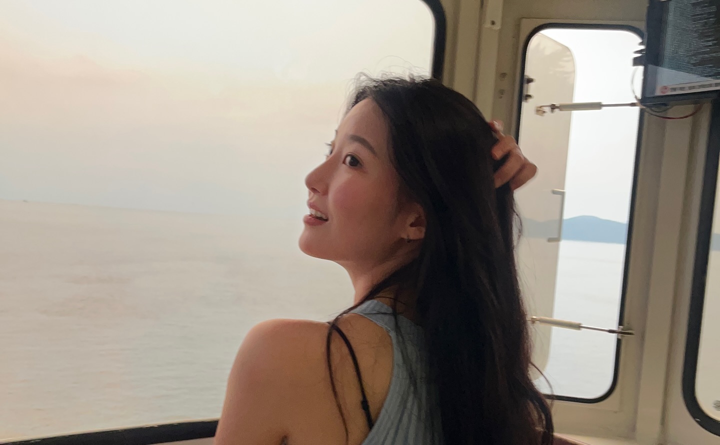여행을 추억하는 특별한 방법, ◡̈
⠀
저는 이번이 인생 첫 부산 여행이었어요
이렇게 기억하고 싶은 여행을 떠날 땐 마음에 드는 향수 하나, 음악 하나를 골라요.
그리고는 여행 내내 취향이 담긴 향수와 음악만을 가까이 합니다.
좋은 기억이 담기길 바라면서요.

시간이 지나 여행 기억이 흐릿해져 갈 때쯤 음악을 듣고 향수를 뿌립니다. 그러면 기분 좋은 감정이 다시 올라와요 ◡̈ 
⠀ 
사진도, 영상도 좋지만 감각을 통해 여행을 회상할 때는 또 다른 애틋한 감정이 같이 느껴지더라구요
정말 좋으니까 기억하고 싶은 사람과, 추억하고 싶은 여행을 떠날 때 한 번쯤 이 방법 써보시길 바라요 ,, ☘︎ ෆ