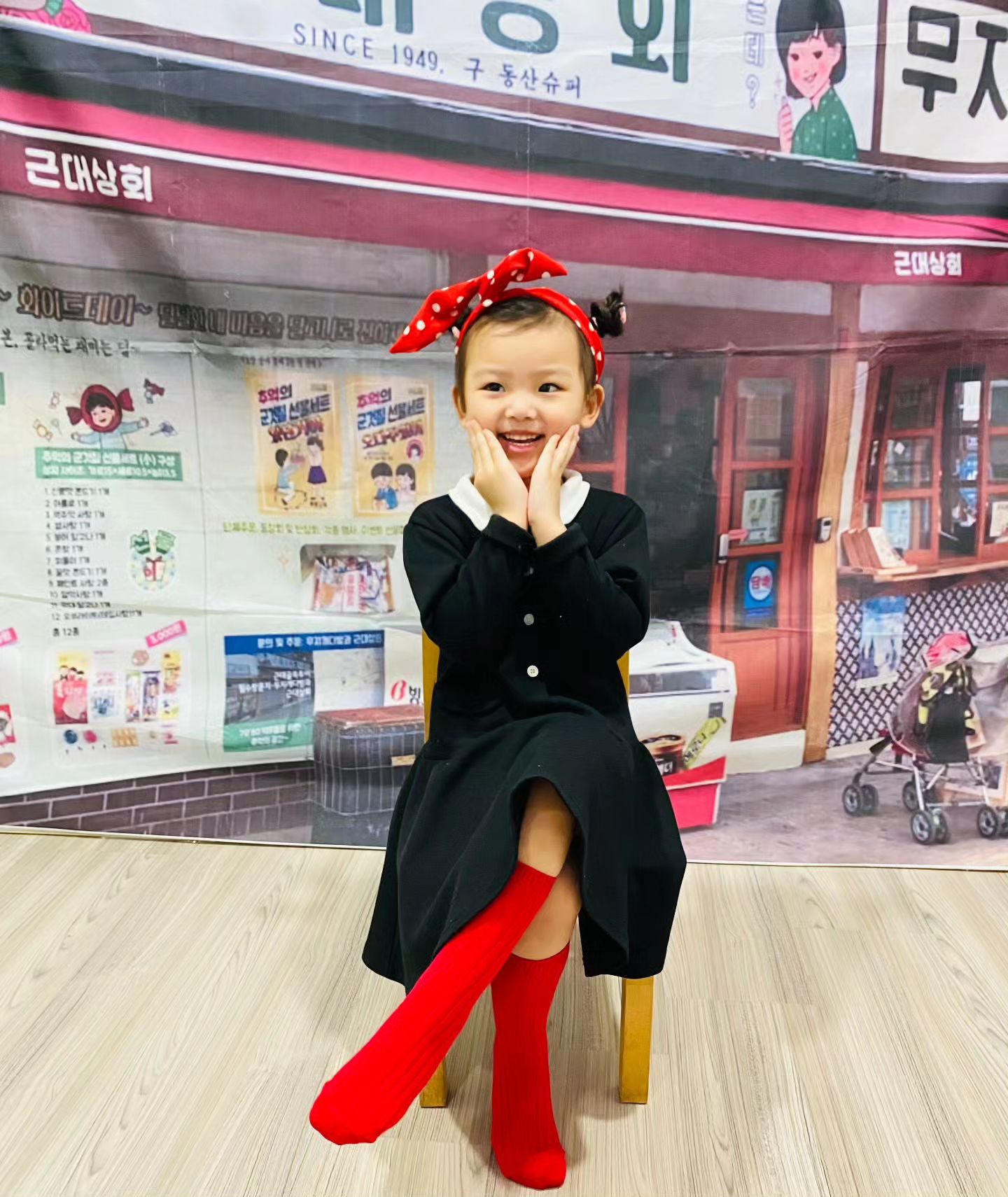 #어린이집 #수료식 사진❤️

마음 따듯한 선생님과 착하고 좋은 친구들 6명과 함께한
#꿈꾸는반 에서의 1년은 서아도 엄마도 넘 행복했었지용~
선생님과 헤어지게되니 얼마나 찡 하던지...
서아가 좋아하는 꿈꾸는반 친구들도
소연 선생님도 꼬옥 자주보자 아가야😄

#수료식사진 #옛날교복 컨셉 너모나도 사랑스럽지용!
#엄마취향저격 컨셉😁😄😊

이제 우리서아가 어느덧 곧 #네돌 된답니댜아!
그동안 건강하게 잘 자라주어 고마워 공주,
앞으로도 그저. 몸도 마음도 건강한 아이로 자라쟈아!

이제 #봄방학 지나면
새학기에도 추억 가득 쌓으며 신나게 다녀보자아🥰!!
 
 
 
 
ㆍ
ෆ24.02.20.D1434ෆ
#미니미니이야기 #미니미니이야기_47개월
#미니미니이야기_어린이집 #흰쥐띠딸
