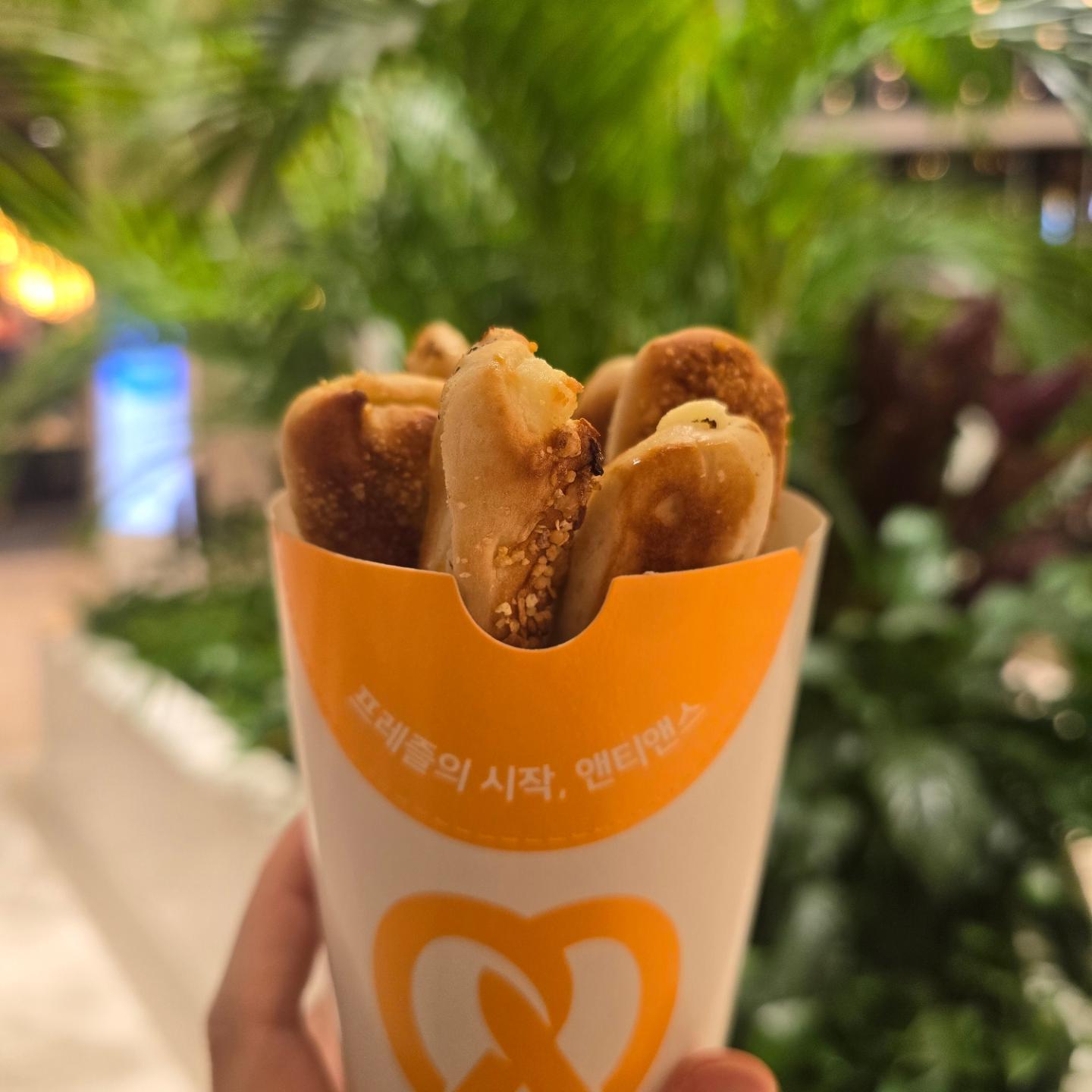#🐷 #앤티앤스

아몬드 프레즐을 먹으러가면 항상 솔드아웃🥲
대신 아몬드 크림치즈 프레즐🥨🤎

#프레즐 #아몬드크림치즈프레즐