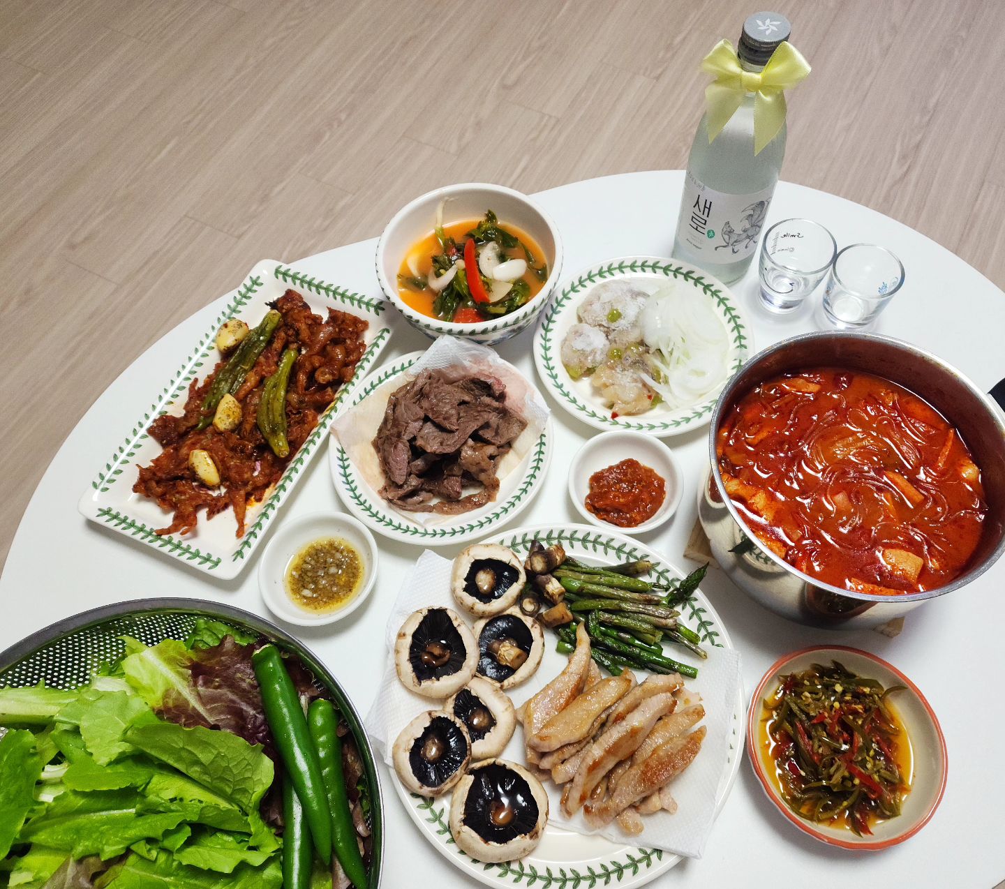 어린이날 끝! 으른 타임 시작🙂
안주를 먹으려고 소주를 먹는건지
소주를 먹으려고 안주를 먹는건지
🧡 정답은: 둘 다! 🧡
맛있다~~~~
수고 많았다~

#집술 #술상 #홈술
.
.
.
.
.
#고기 #청년찌개김치찌개 #한식 #술안주 #홈포차 #맛집 #술 #소주 #야식 #맛있다 #먹스타 #맛스타그램 #먹방스타그램 #홈쿡 #맛집탐방 #음식 #오늘뭐먹지 #술스타그램 #foodie #먹팔 #먹팔해요 #먹스타맞팔 #먹팔맞팔 #먹팔환영