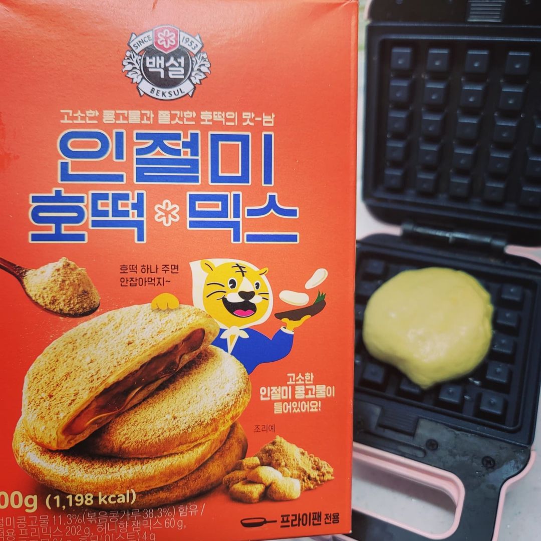 MK on Instagram: “. 울큰딸이 땅콩들어간 호떡을 싫어해서 구매해본 #인절미호떡믹스 호떡믹스반죽해서 와플기에 구어봄😋 기름은 덜 들어가고 쫀득쫀득한게 별미네👍 서유니랑 사이좋게