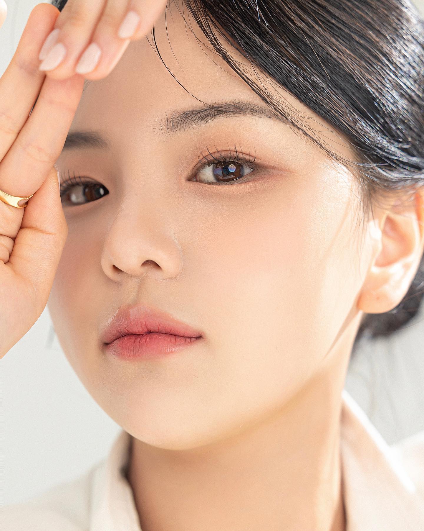 - 나의 25살 기록지
퇴사 후 쉴틈 없이 나의 공방을
만들어 운영한지 벌써 2년 째
무수한 사람들을 만나며 
지냈던 따뜻한 날들
감사한 지인들 덕에 :)
새로운 도전과
많은 계획들을 준비하던 중 ,
잠시 나에게 쉼을 주고
나를 되돌아 보고 싶었던
나의 첫번째 버킷리스트 ✨
예쁘게 남겨주신
studioedit_ 작가님
makeup_yejin 아티스트님

즐겁게 일하시며 대충이란 없는 모습 :)
감사합니다 🤍