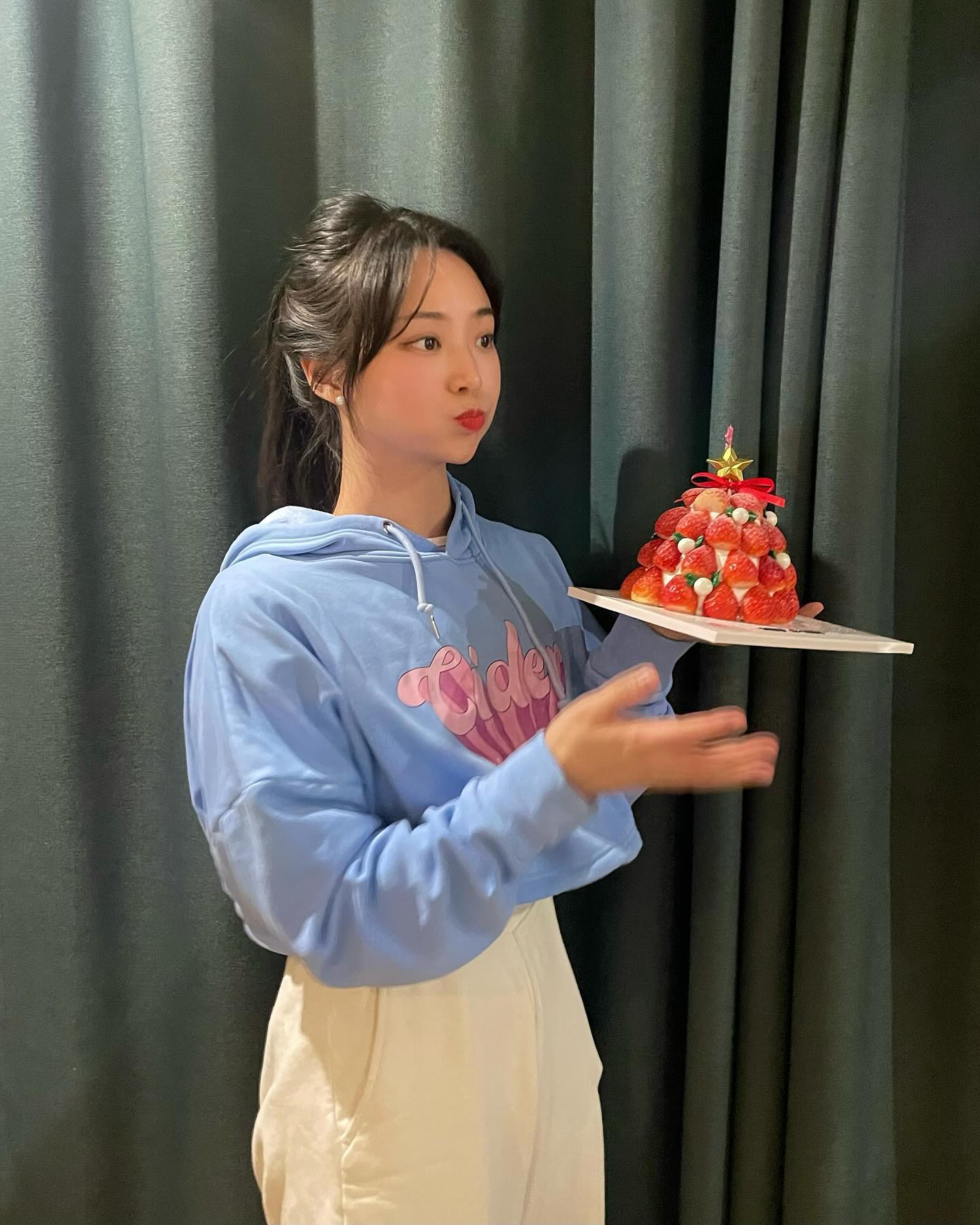늦었지만 생일 축하해주신 분들 감사합니다🎂
🎁🎉🎊🥳🎁
초도 이번 생일에 못 불었는데 
준비해준 친구들이 있어서 
겨우 포스팅 올린다 히힠ㅋㅋㅋㅋ 거마웡🤍