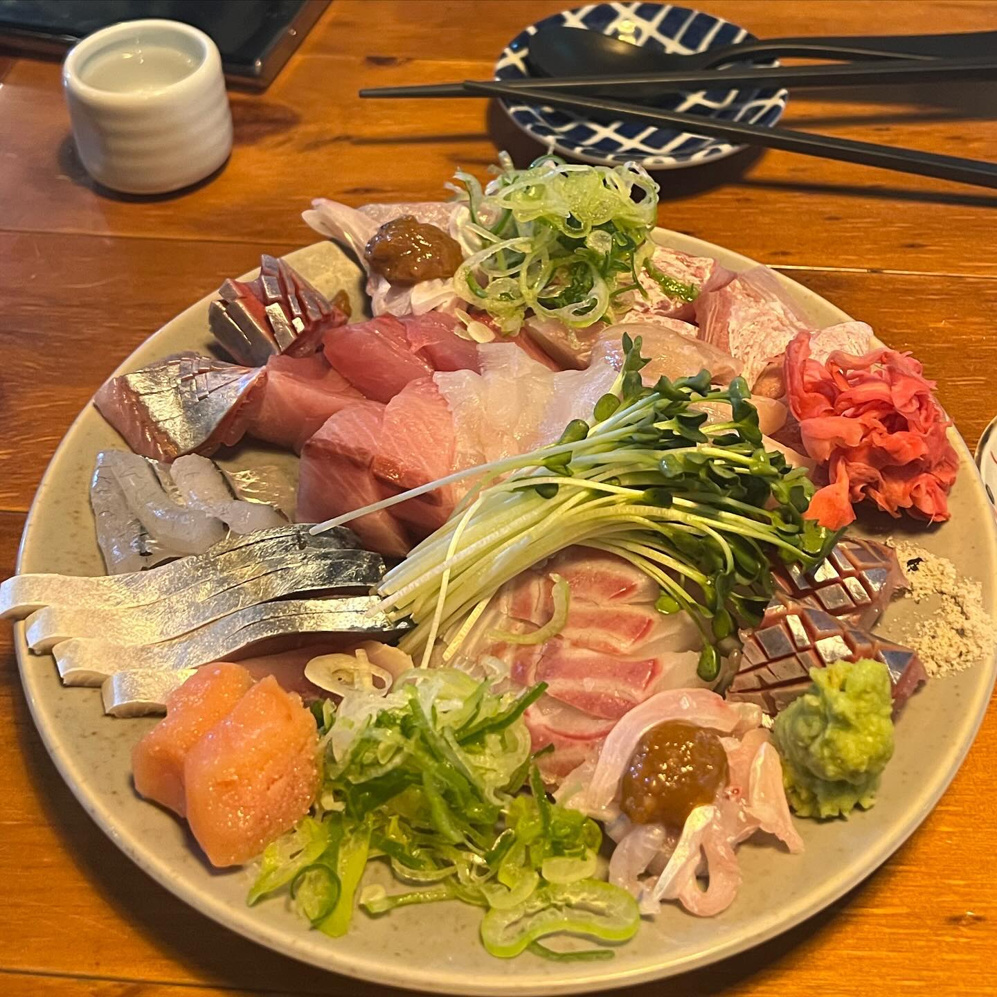 🐟 최고야,,! 지금도 먹고싶은 🐟🫠
요코스카 쓰나미 🫶🏻 벼르다가 방문!
개존맛탱🥰 전 또 기다리겠어욥!!!!! 금태구이까지 시캬서 소주와🫠🫠
메뉴판은 인스타그램 참고✨✨

📝
15시 30분부터 웨이팅 번호표 나눠줘서 10-15분쯤 가서 기다렸는데
1부입장 짤림 ㅠㅠㅠㅠ 2부에 웨이팅 걸고 19시30분쯤 먹었다😂
다음엔 애초에 세시부터 가서 기다려야지😛

꽃다발까지 사쥬는 쓰윗💞

#요코스카쓰나미 #상수 #상수역 #상수역맛집 #상수술집 #상수이자카야 #홍대 #홍대맛집탐방 #홍대술집 #홍대이자카야 #최고 #먹스타그램