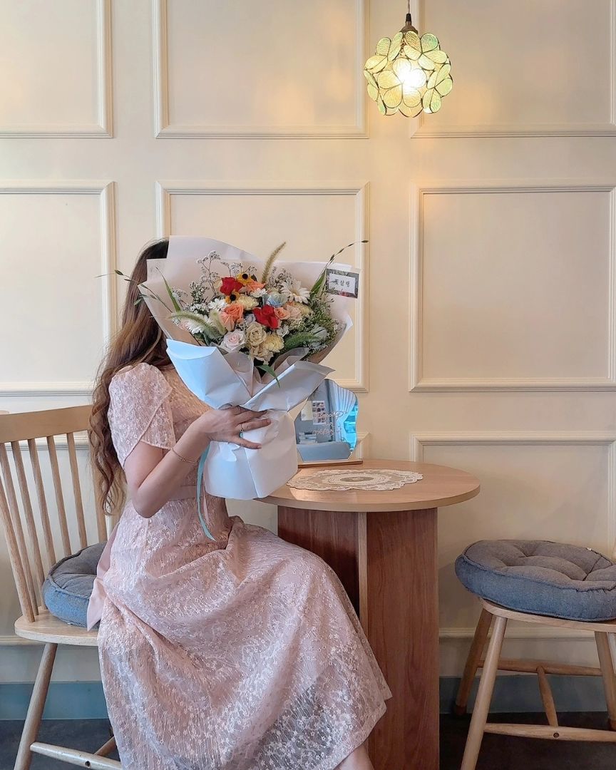 저번 주 오픈한 따끈따끈한 신상 꽃집 꽃살랭💐✨️#협찬

알록달록 예쁜 꽃 가득 넣어 넘 이쁘게 만들어주셔서 받는 순간부터 넘넘 행복하더라구요💝
사장님도 넘 친절하셔서 저도 기분 좋아지고🥰

픽업해와서도 꽃이 이쁘다보니 사진도 계속 찍게 됐어요!!
사실 5일 전에도 남자친구에게 꽃 선물을 받았었는데 그 꽃보다 훨신 이뻤던🤣 (남친미안)

한 송이 다발부터 특대형 꽃다발, 꽃바구니, 트렁크 프로포즈 등 취향대로 맞춤 제작 가능하고, 원데이 클래스도 있으니 친구와 연인과 함께 특별한 데이트 해보는 거도 좋을 거 같아요👫🪻⚘️

💐 위치 : 경남 창원시 의창구 창이대로369번길 33 1층
⏰️영업시간 08:00~ 23:00 
📌 휴무시 인스타로 공지
☎️ 010-8377-8327

#꽃살랭 #창원꽃집 #사림동꽃집 #창원꽃집추천 #창원꽃다발 #창원원데이클래스