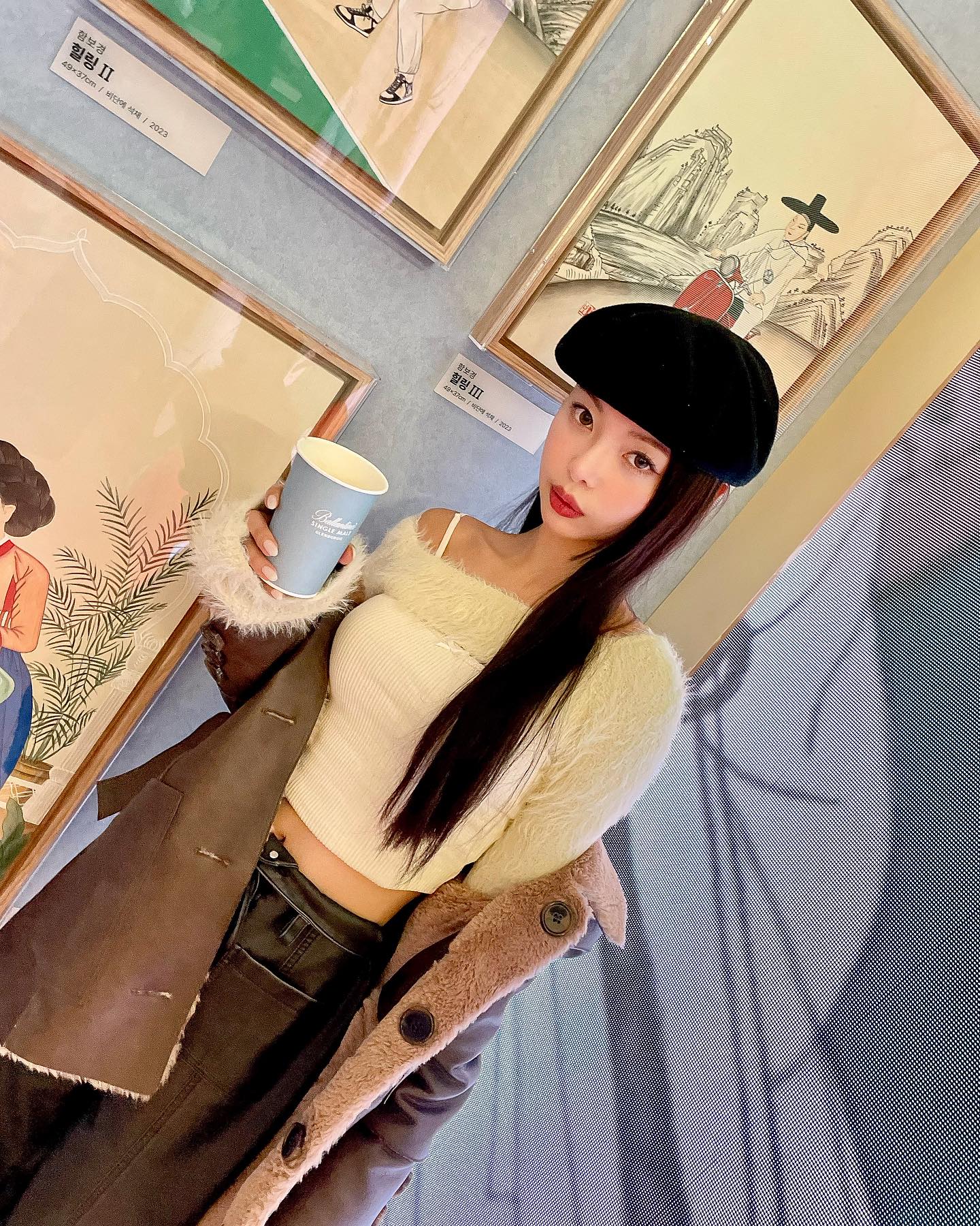 위스키 좋아하는 사람? 🥃 저요! 
ballantines_kr 잠실 롯데몰에서 한국의 전통과 발렌타인의 혁신의 조화를 모티브로 한 발렌타인 무릉도원 팝업이 진행 중 이랍니다🩵
동양화 함보경 작가와 협업한 스페셜 에디션은 설 선물로도 너무 좋겠더라구요! 공기, 투호 등 다양한 체험 공간도 있어서 이색적이고 즐거웠어요! 위스키 클래스도 있으니 발렌타인 좋아한다면 꼭 가보기 🩵

📍잠실 롯데몰 아트리움 
1월 24일 ~ 2월 12일
✔️클래스 운영 
1월 24일 ~ 2월 5일(네이버 플레이스와 현장 예약 가능)

*19 세 이상의 법적음주허용 소비자를 위한 컨텐츠입니 다. Drink Responsibly 경고: 지나친 음주는 뇌졸중, 기 억력 손상이나 치매를 유발합니다. 임신 중 음주는 기형아 출생 위험을 높입니다.
브랜드명: 발렌타인 제조국: 스코틀랜드 수입업소: (주)페르노리카 코리아

#발렌타인무릉도원 #발렌타인 #발렌타인싱글몰트 #발렌타인글렌버기 #싱글몰트 #Ballantines #glenburgie #timewellspent #우리가 깊어지는 시간 #하이볼위스키추천 #글렌버기하이볼